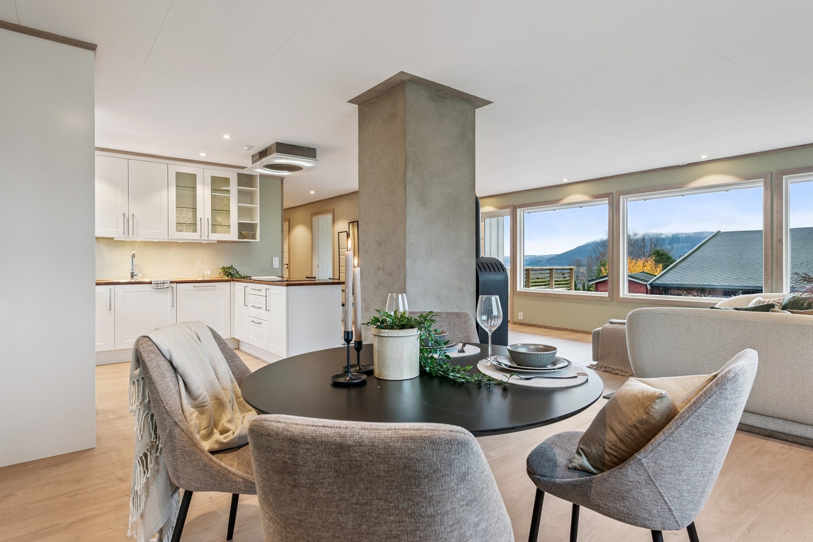 Her er det god plass til en romslig spisegruppe for familie og venner. Galleribilde