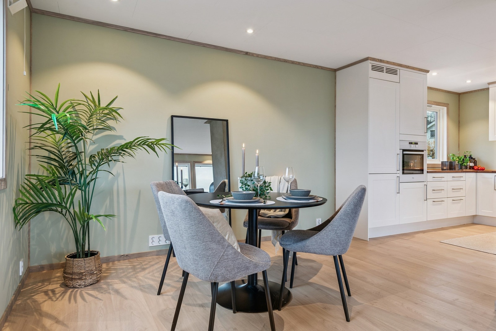 Gjennomgående lekkert parkettgulv binder sonene sammen på en elegant måte. Galleribilde