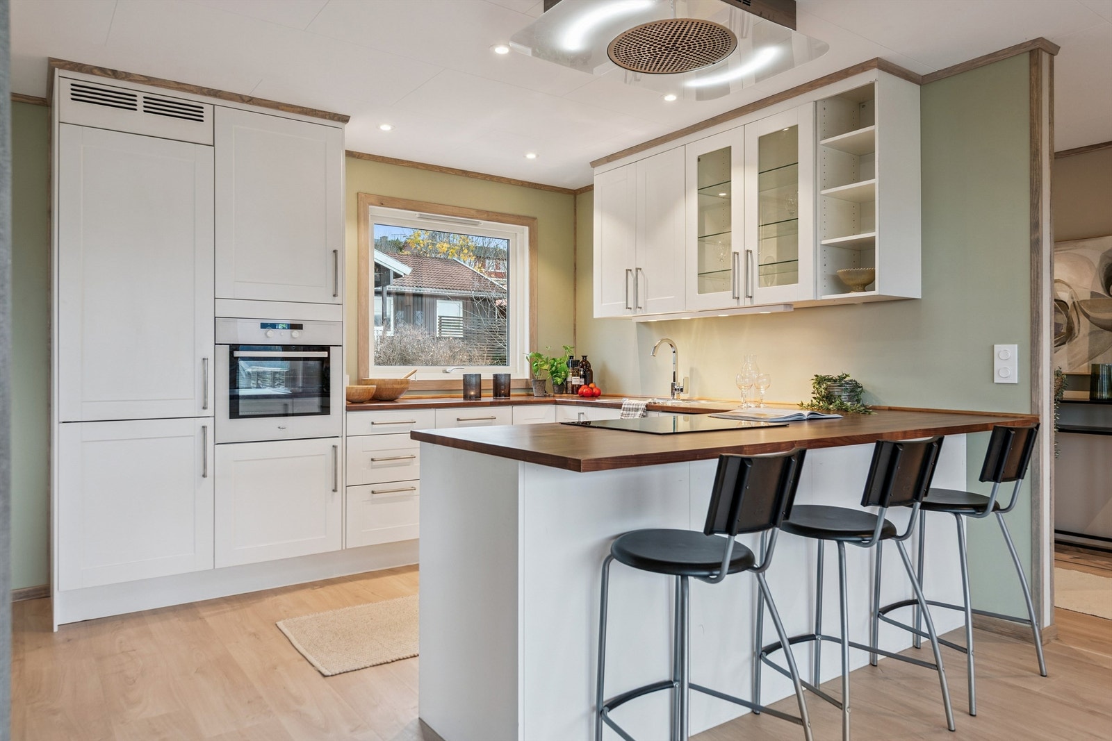 Kjøkkenet er utstyrt med integrerte hvitevarer for et rent og funksjonelt uttrykk. Galleribilde