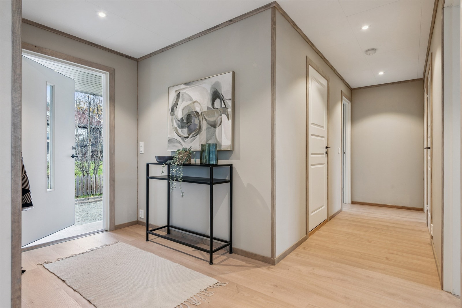 Velkommen inn! Fra entréen er det direkte tilgang til boligens oppholdsrom og soveromsfløy. Galleribilde