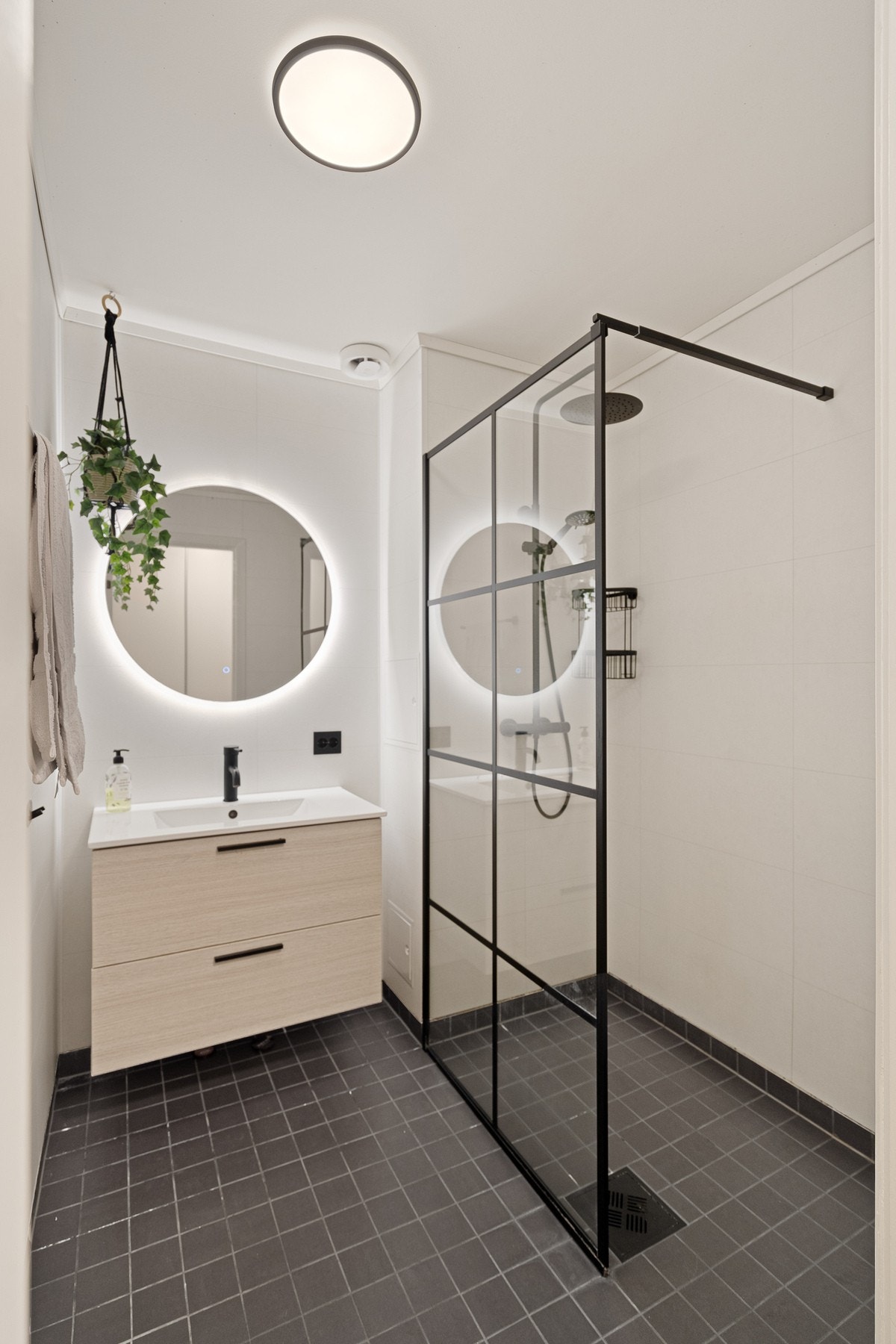 Modernisert og pent bad med dusj og varme i gulvet Galleribilde