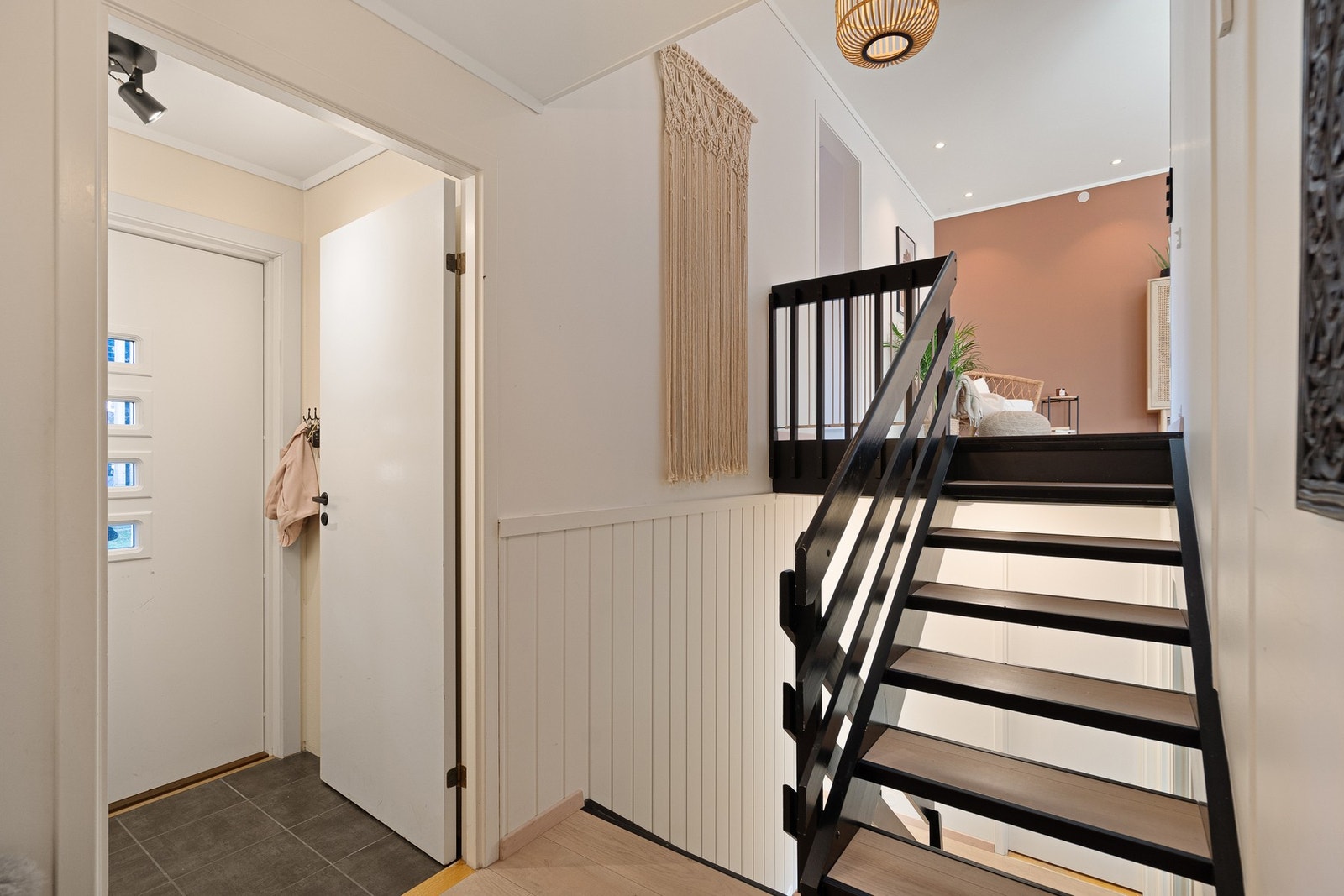 Entréen ligger fint til midt mellom hovedetasjen og underetasjen. Galleribilde