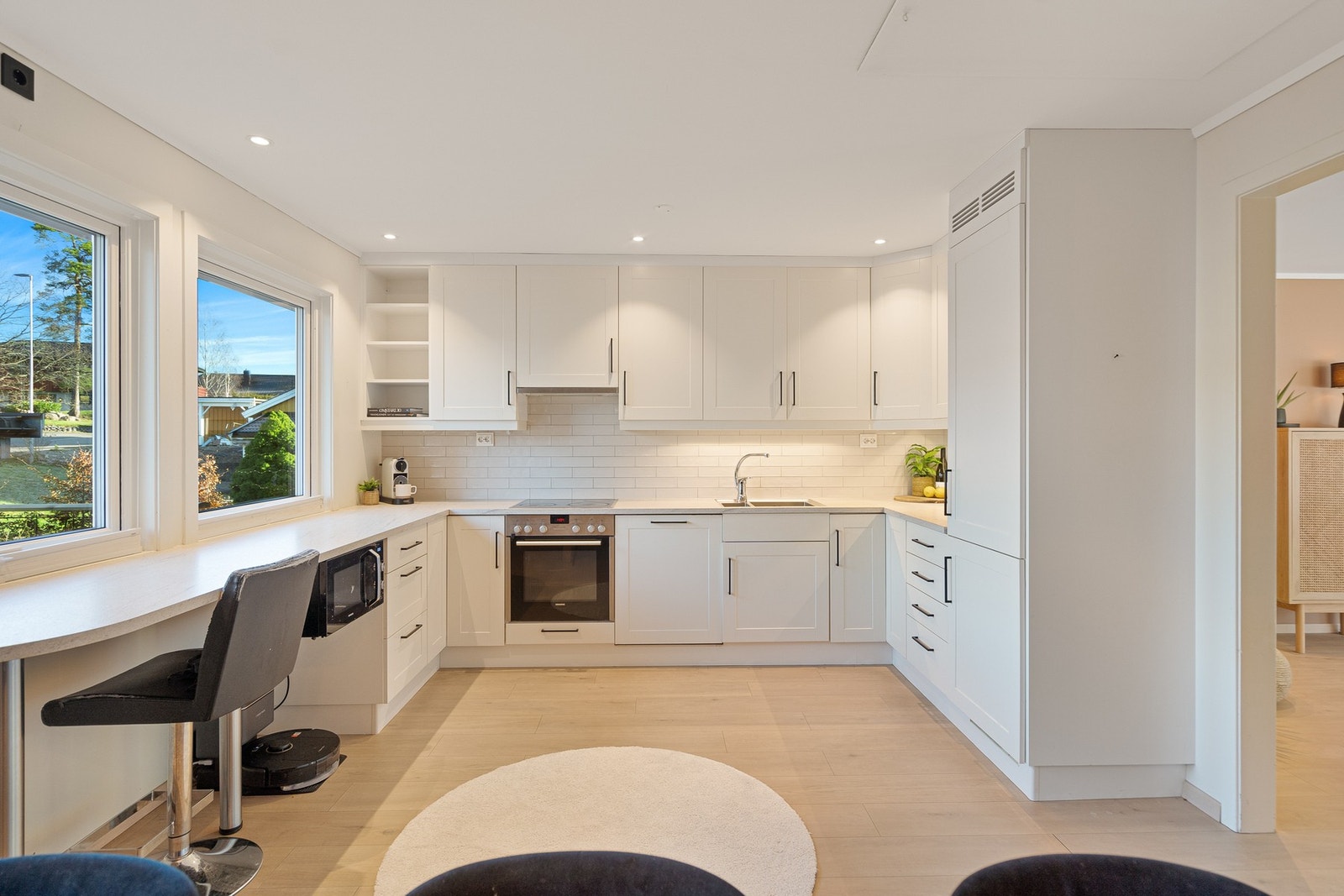 Svært pent kjøkken med mengder av skap- og benkplass! Galleribilde