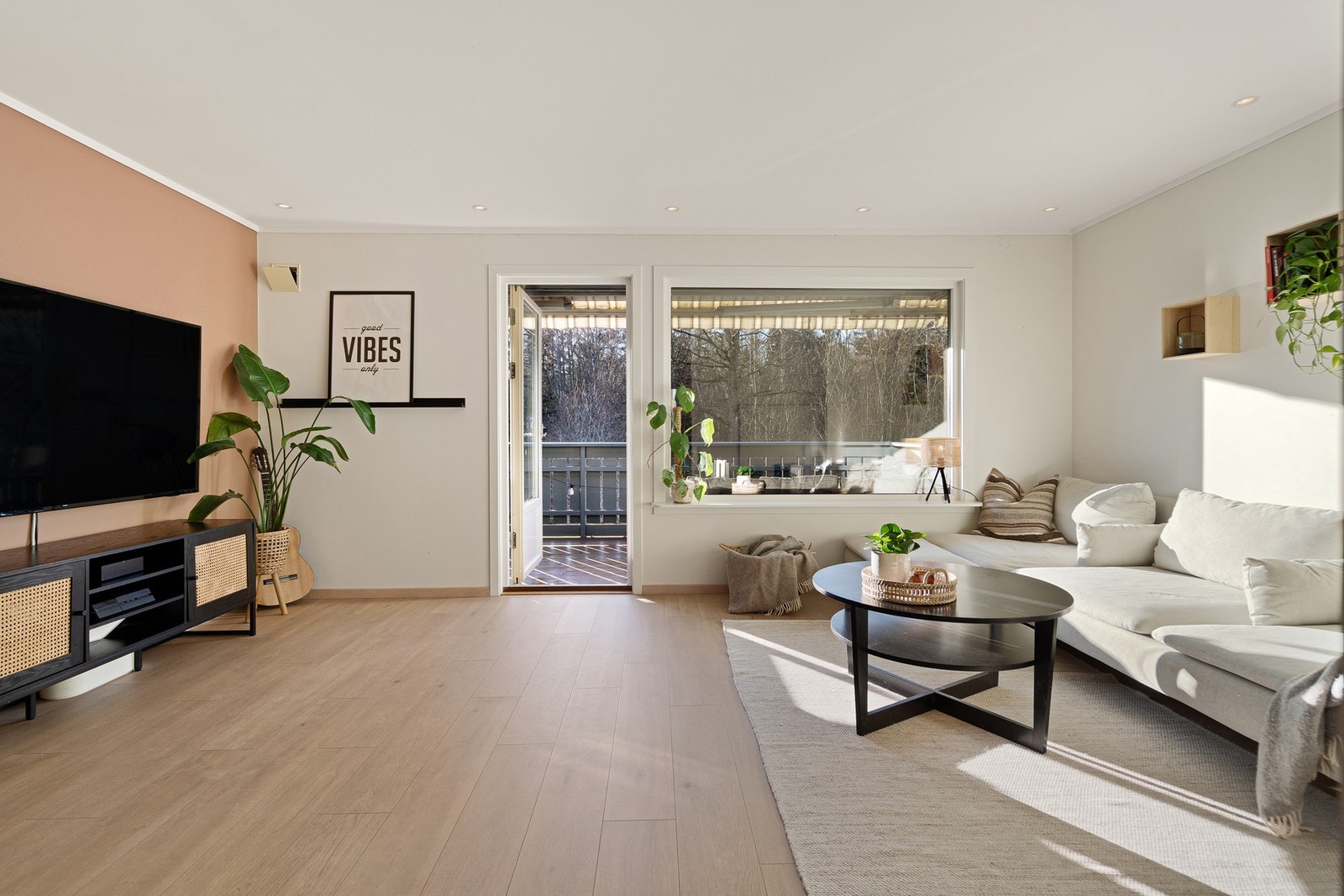 Lys, moderne og fin stue med utgang til sydvendt terrasse Galleribilde