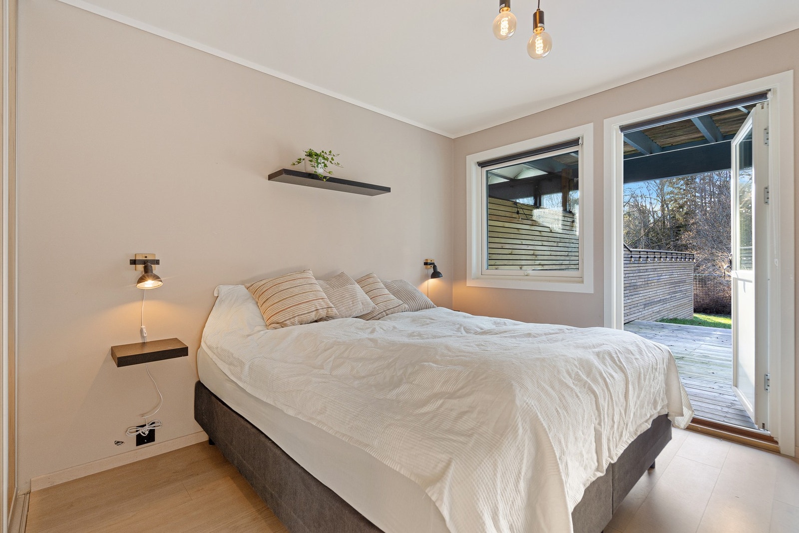 Hovedsoverommet har utgang til overbygget markterrasse Galleribilde