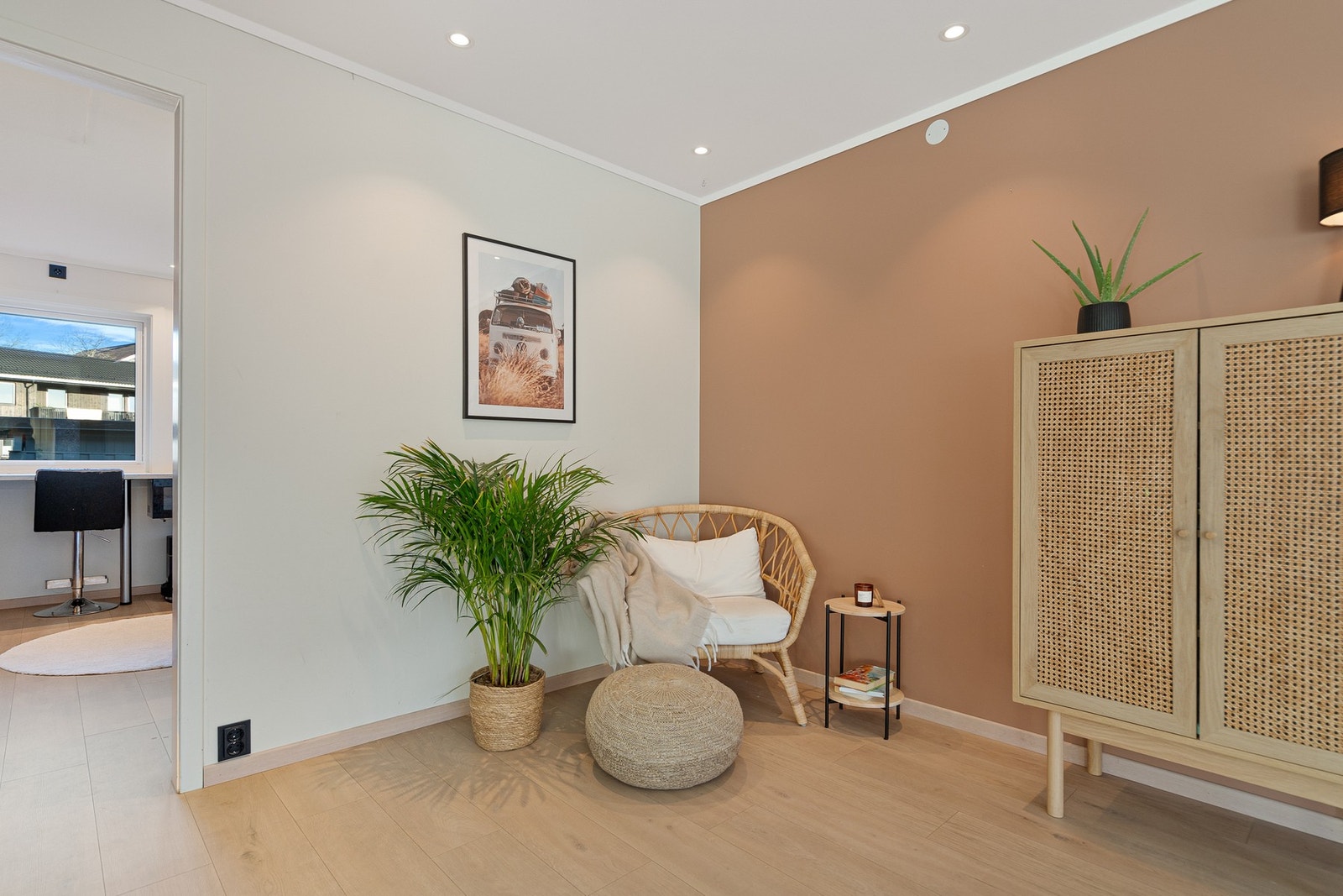 Moderne, slette overflater med led-spotter i taket (Smartstyring via Plejd) Galleribilde