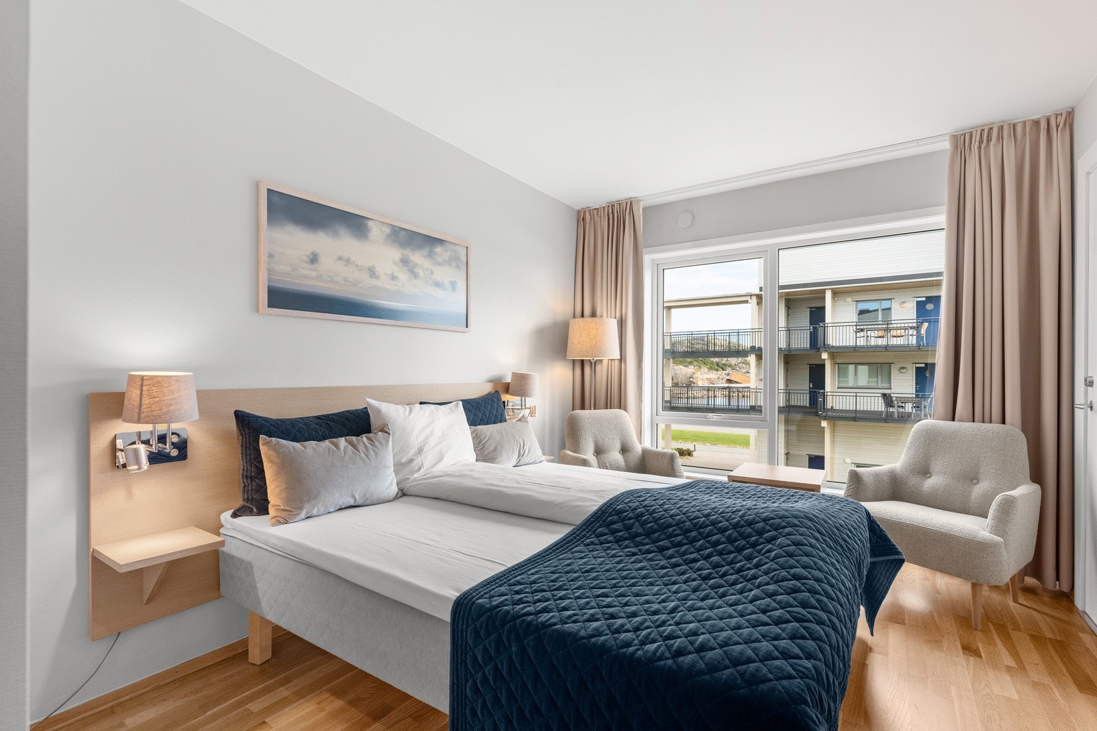 Hotellrom er enkelt og delikat innredet Galleribilde