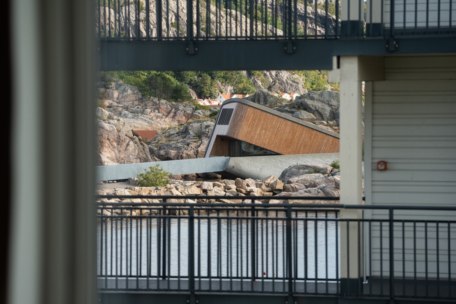 Fra leiligheten kan man se Under - verdens største undervannsrestaurant Galleribilde