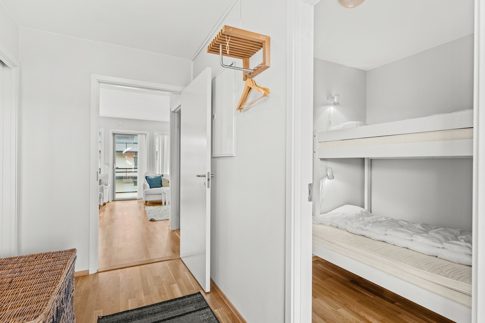 Gang og inn mot soverom med køyeseng Galleribilde