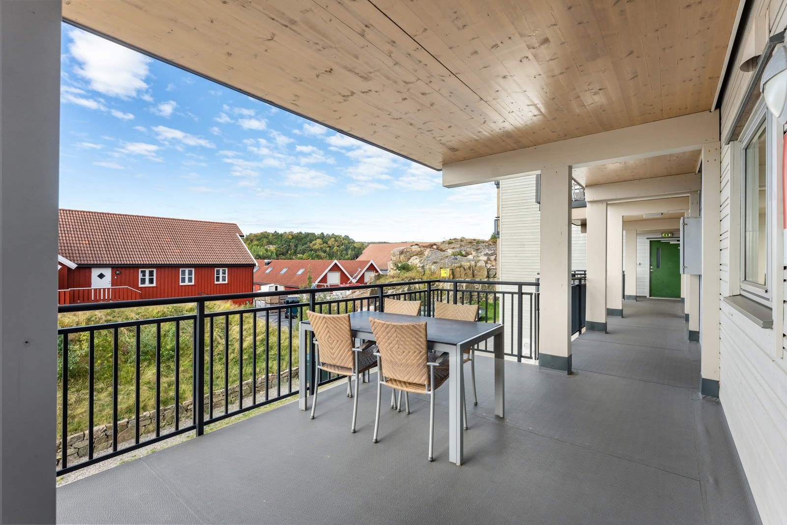 Det medfølger også veranda ved inngangsparti. Så her kan man flytte seg etter sol og vind Galleribilde