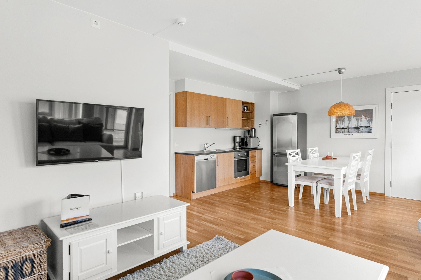 Fra stua er åpen løsning til kjøkken og plass til spisegruppe Galleribilde