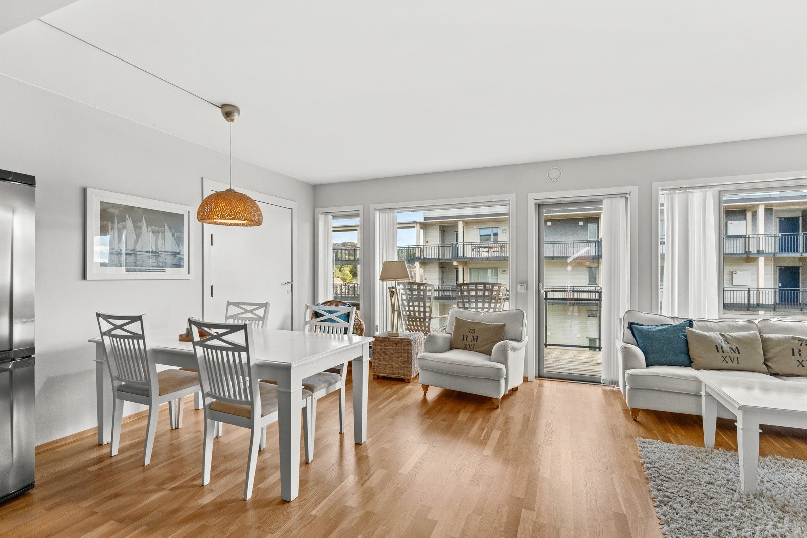 Her er store vinduer i hele front samt utgang til veranda Galleribilde