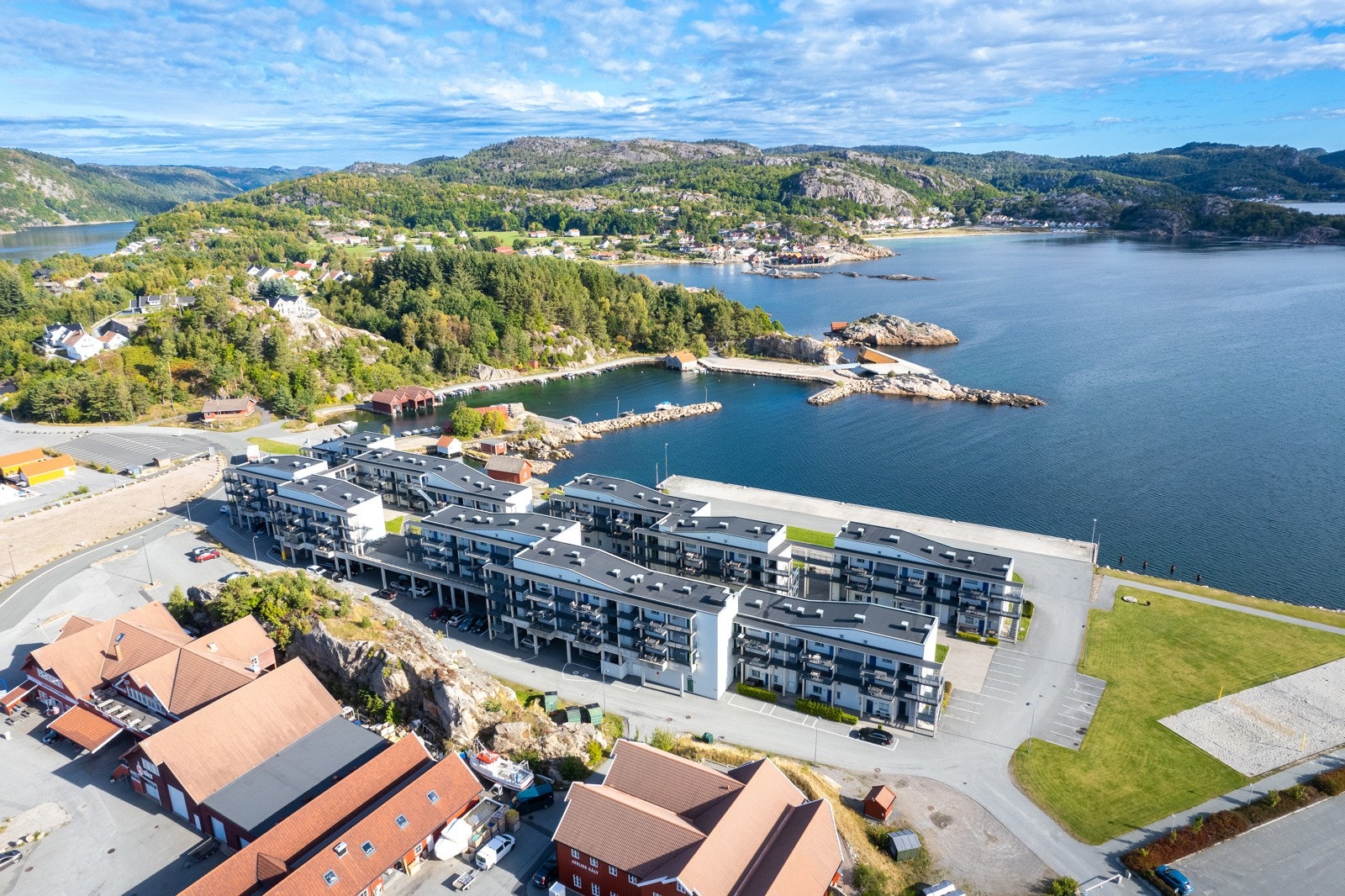 Du kan også finne flotte turstier og sandstrender like ved Galleribilde