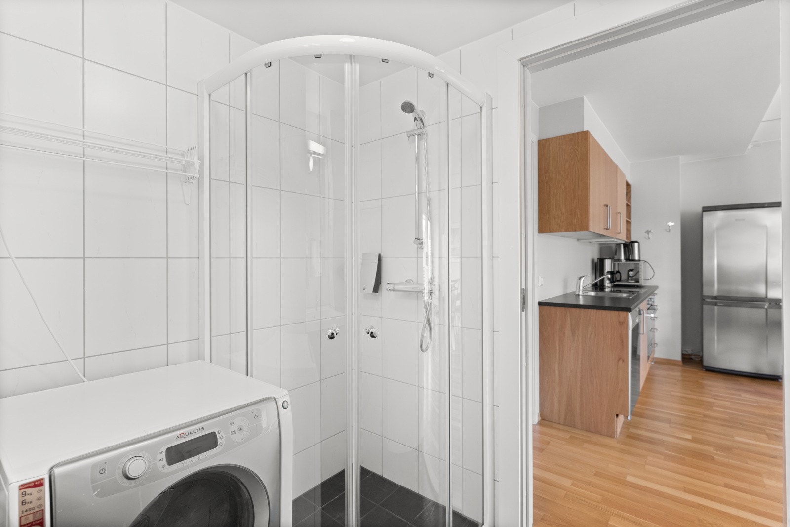 Flislagt bad med opplegg til vaskemaskin Galleribilde