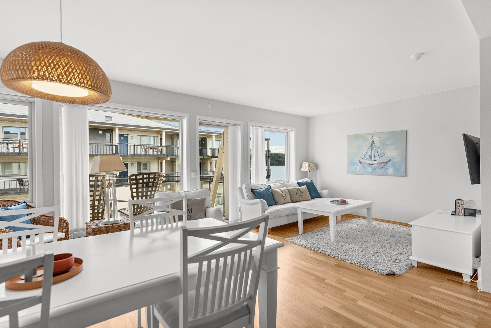 Stua oppleves lys og luftig Galleribilde