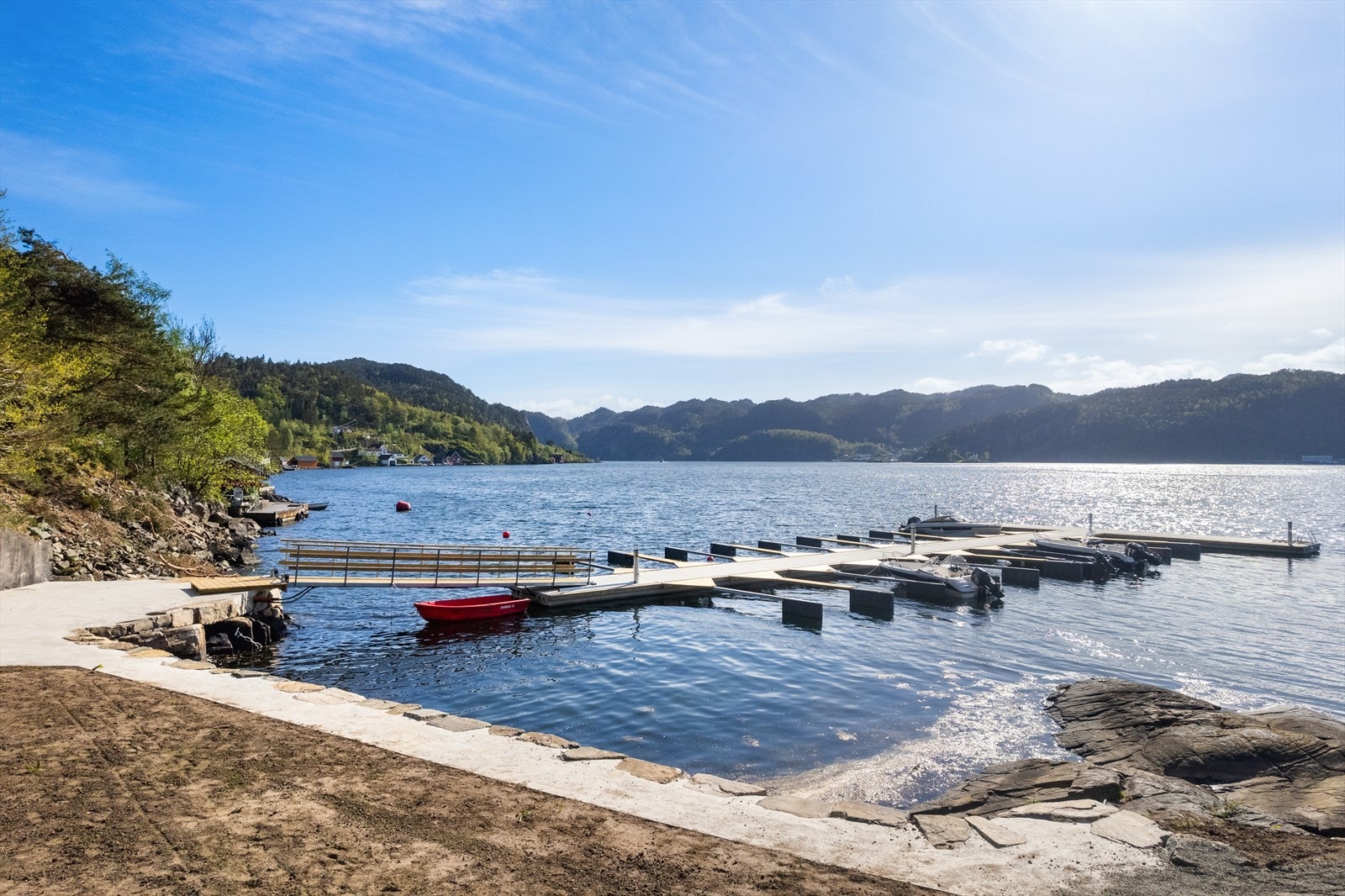 Nede ved båtanlegget er det flott opparbeidet med gangvei bort til raulibukta badeområde Galleribilde