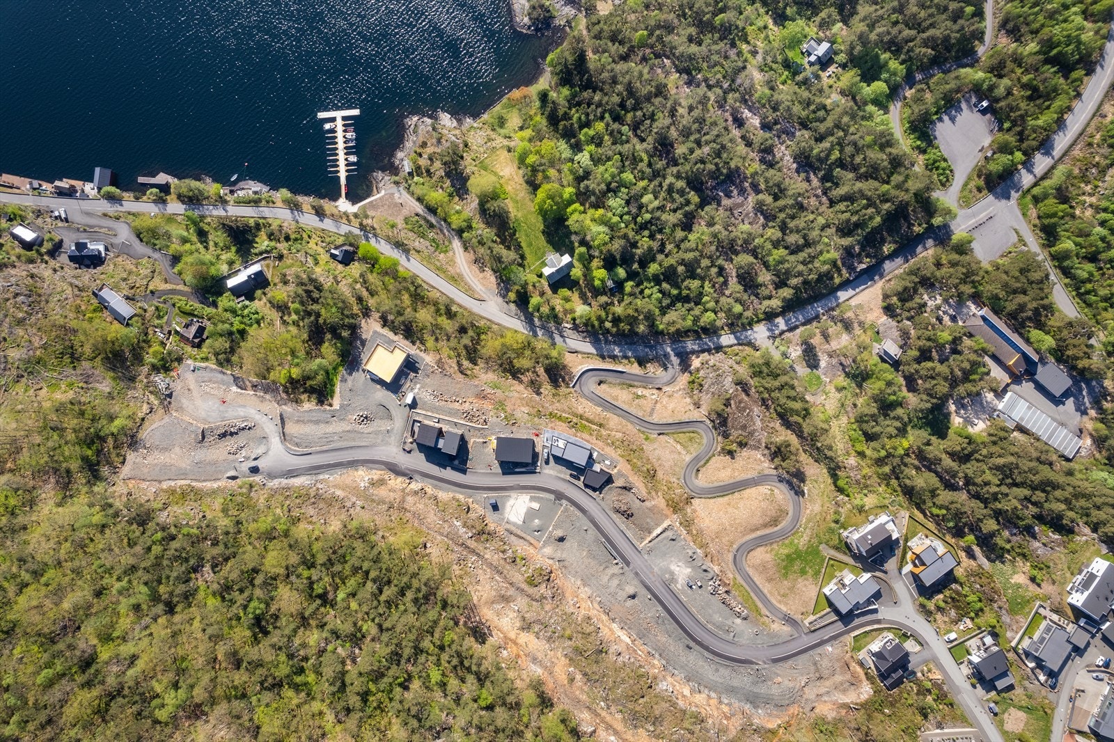 Området ligger vestvendt og på en høyde. Det er nylig anlagt gangvei ned til båtanlegget. Galleribilde