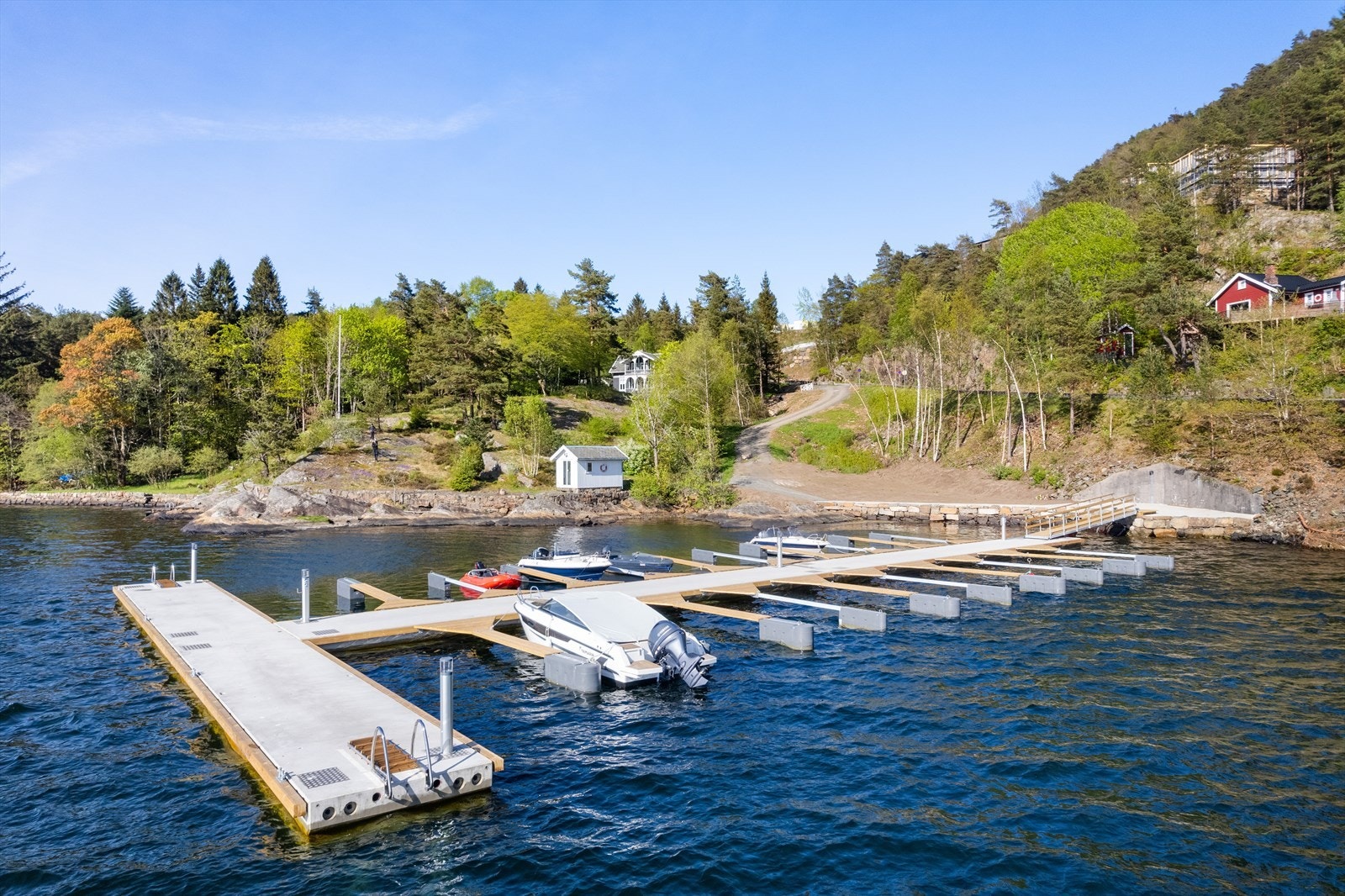 Båtanlegg har 19 båtplasser og bredden på disse er ca. 3 meter senter senter. Galleribilde