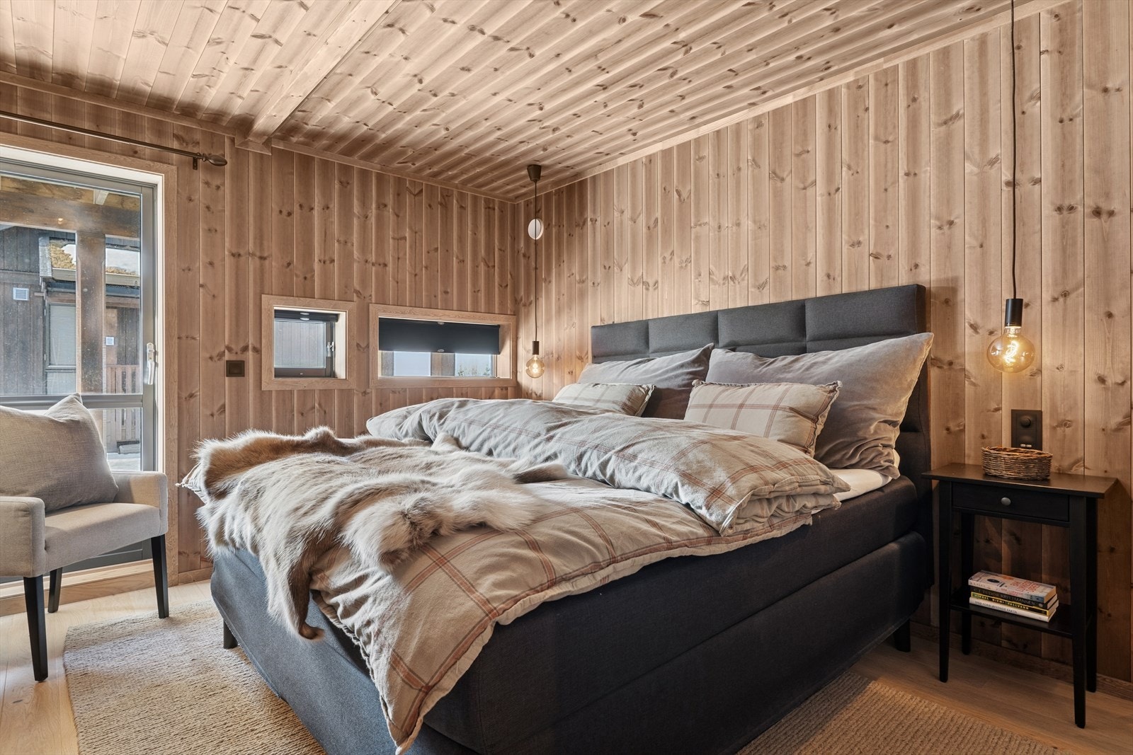 Hovedsoverommet har egen utgang til vestvendt uteområde, under stuebalkongen. Galleribilde