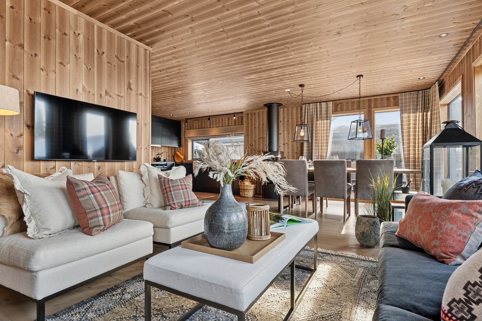 I stuen er det god plass til både sofagruppe og spisebordsmøblement. Galleribilde