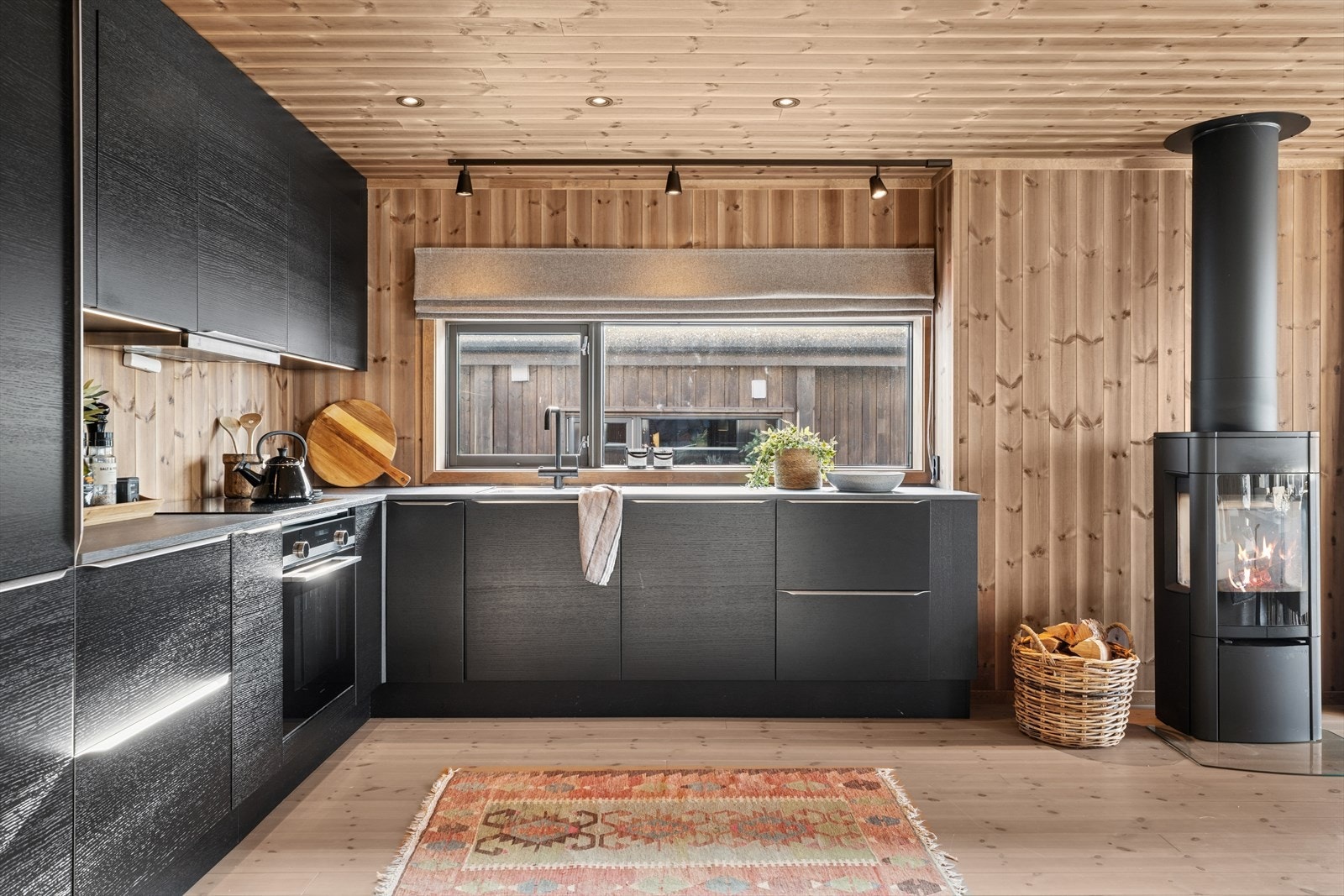 Moderne kjøkkeninnredning i stilig mørk fargetone. Galleribilde