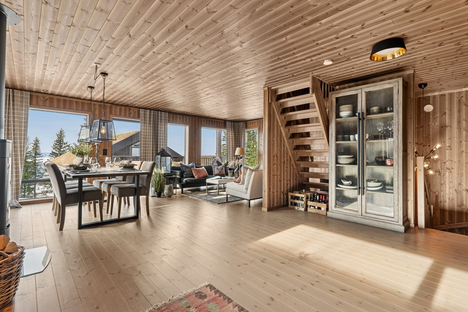 Den åpne løsningen mellom stue og kjøkken, gir en god og luftig romfølelse. Galleribilde