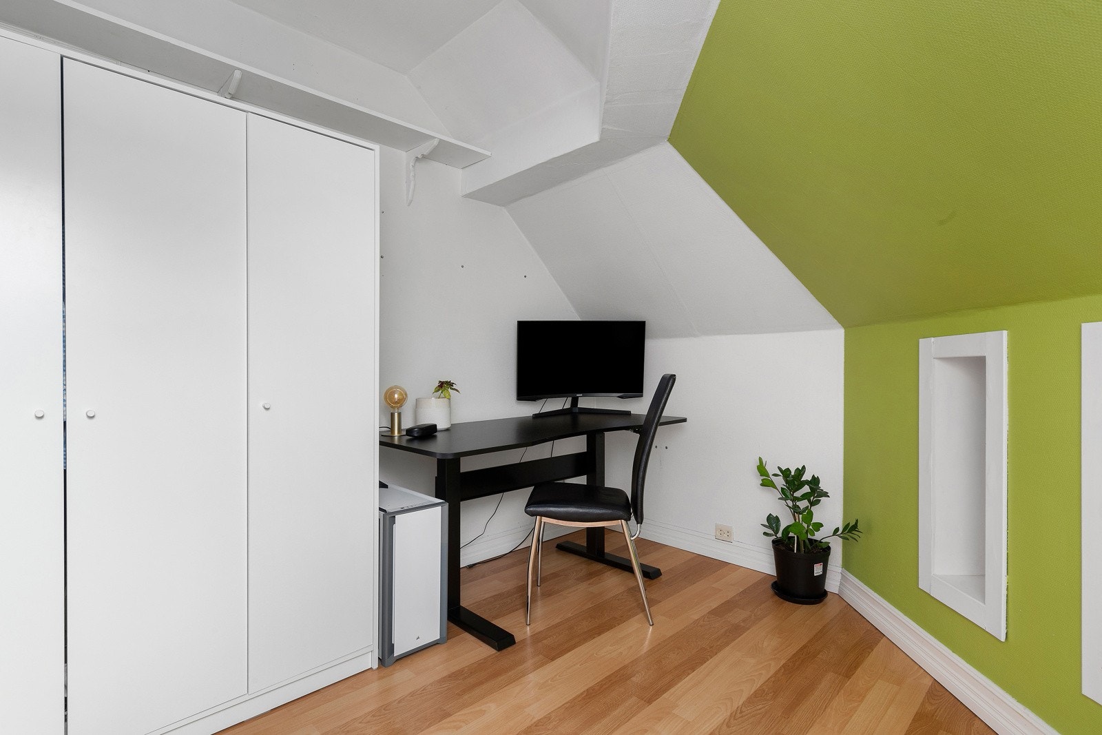 Soverom nummer to har også fin størrelse. Her er det også garderobeskap. Galleribilde