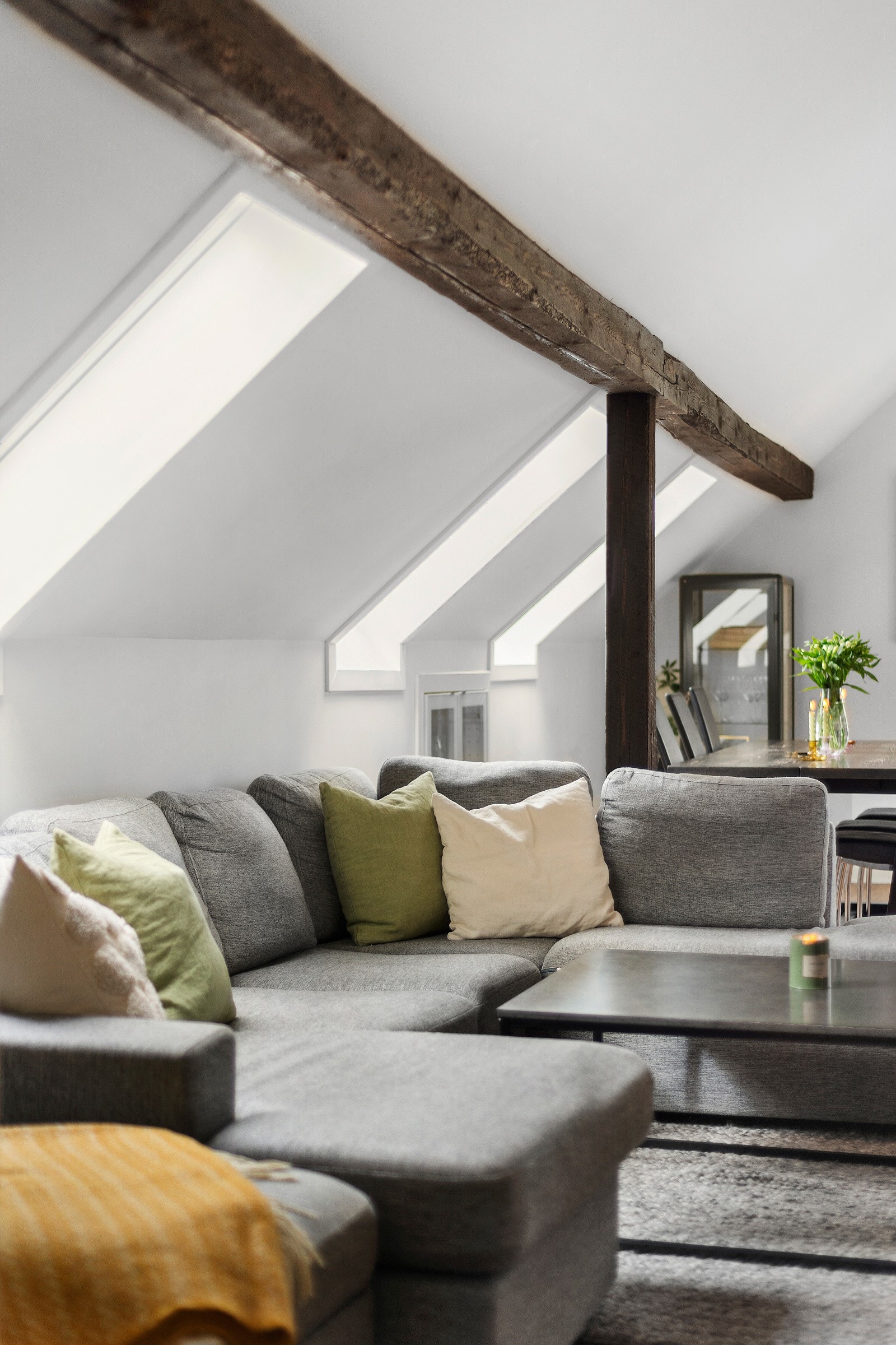 Sjarmerende, synlige bjelker røffer opp hele leiligheten. Galleribilde