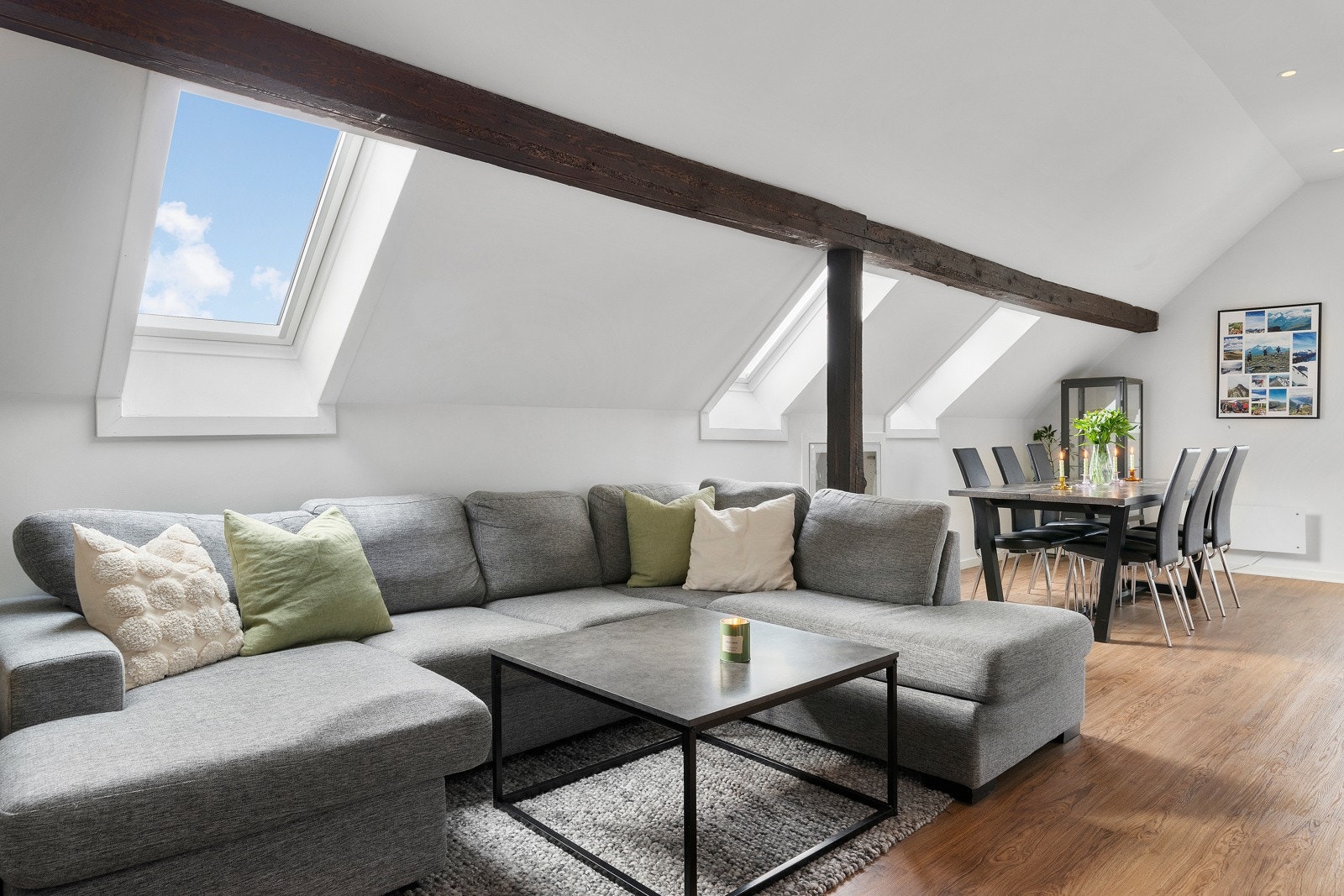 Legg merke til de flotte bjelkene som røffer opp leiligheten. Galleribilde