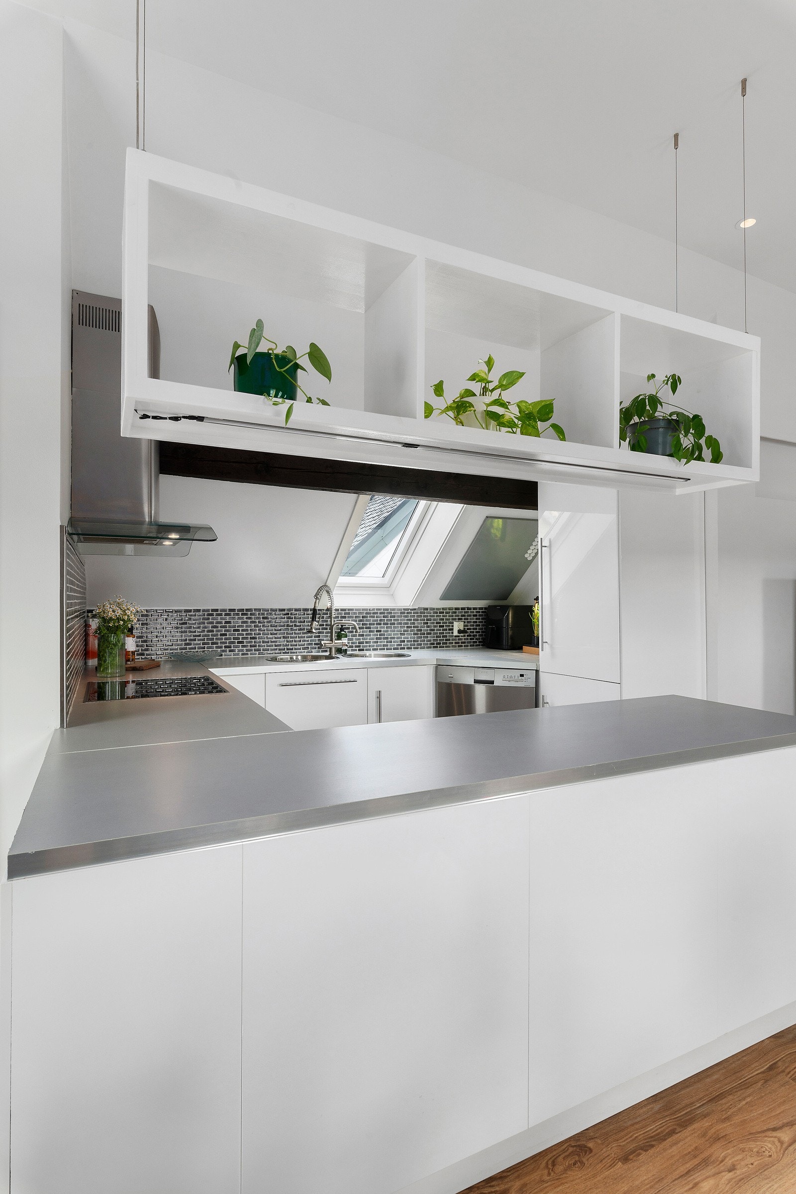 Kjøkkenet er både praktisk og sosialt. Her kan man samle venner og familie til hyggelige måltider og samtidig være en del av selskapet selv om man kokkelerer på kjøkkenet. Galleribilde