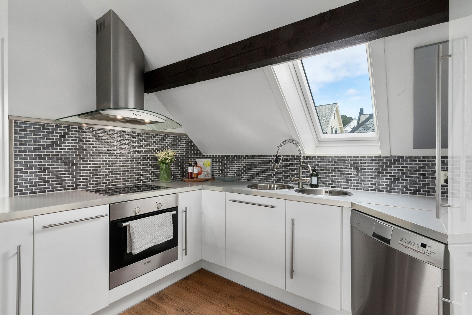 Det er fine fliser over kjøkkenbenk. Galleribilde