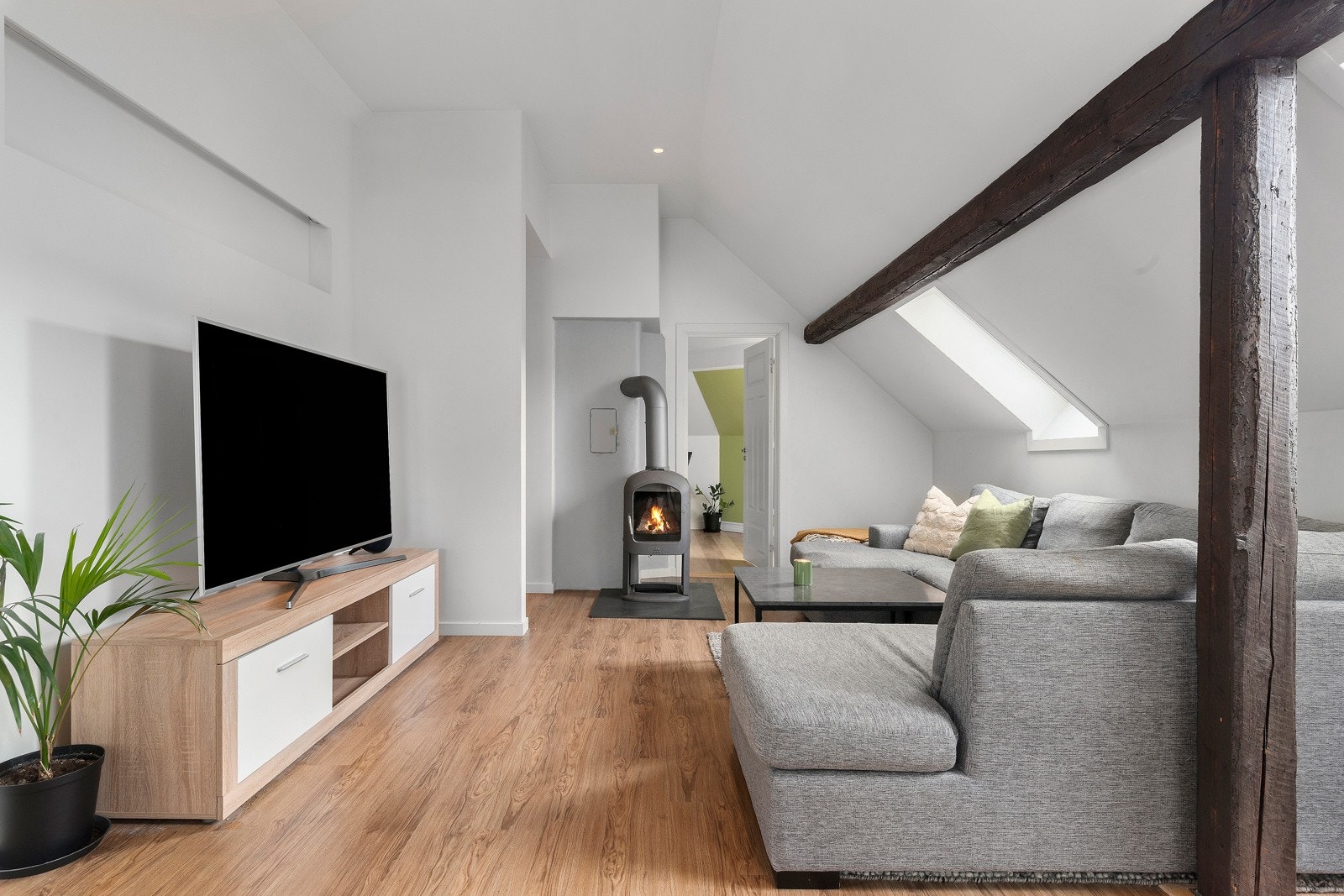 Stuen har god plass til møblering med både sofagruppe og spisestue. Det er også en god vegg til plassering av TV. Galleribilde