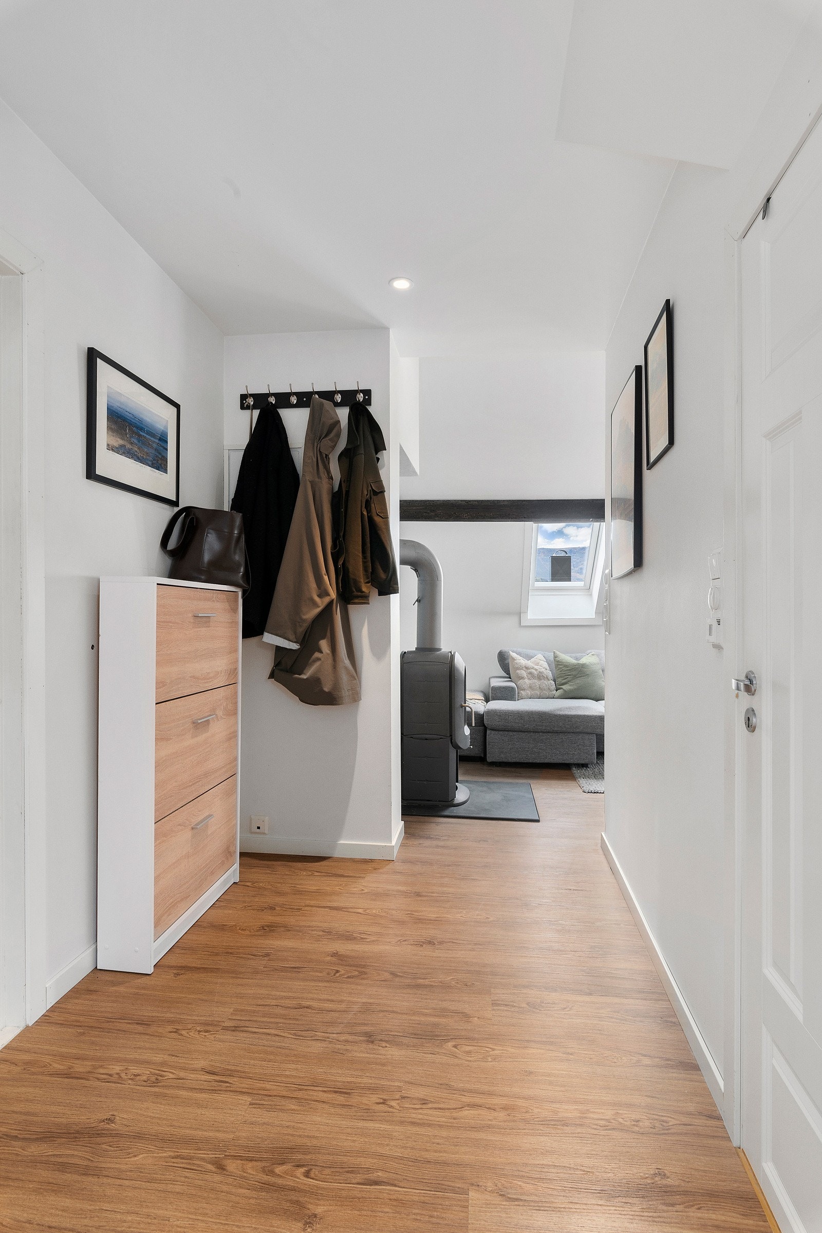 I gangen er det god plass til å henge fra seg yttertøyet. Galleribilde