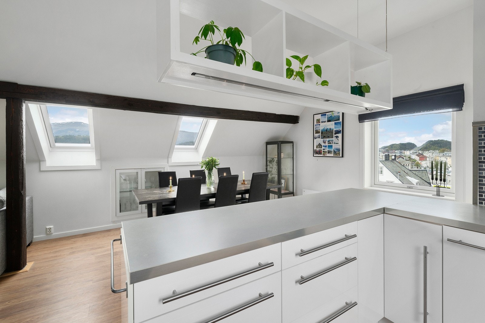 Kjøkkenet har innredning fra Ikea med integrerte hvitevarer. Legg merke til den "flyvende" hyllen over kjøkkenbenken. Galleribilde