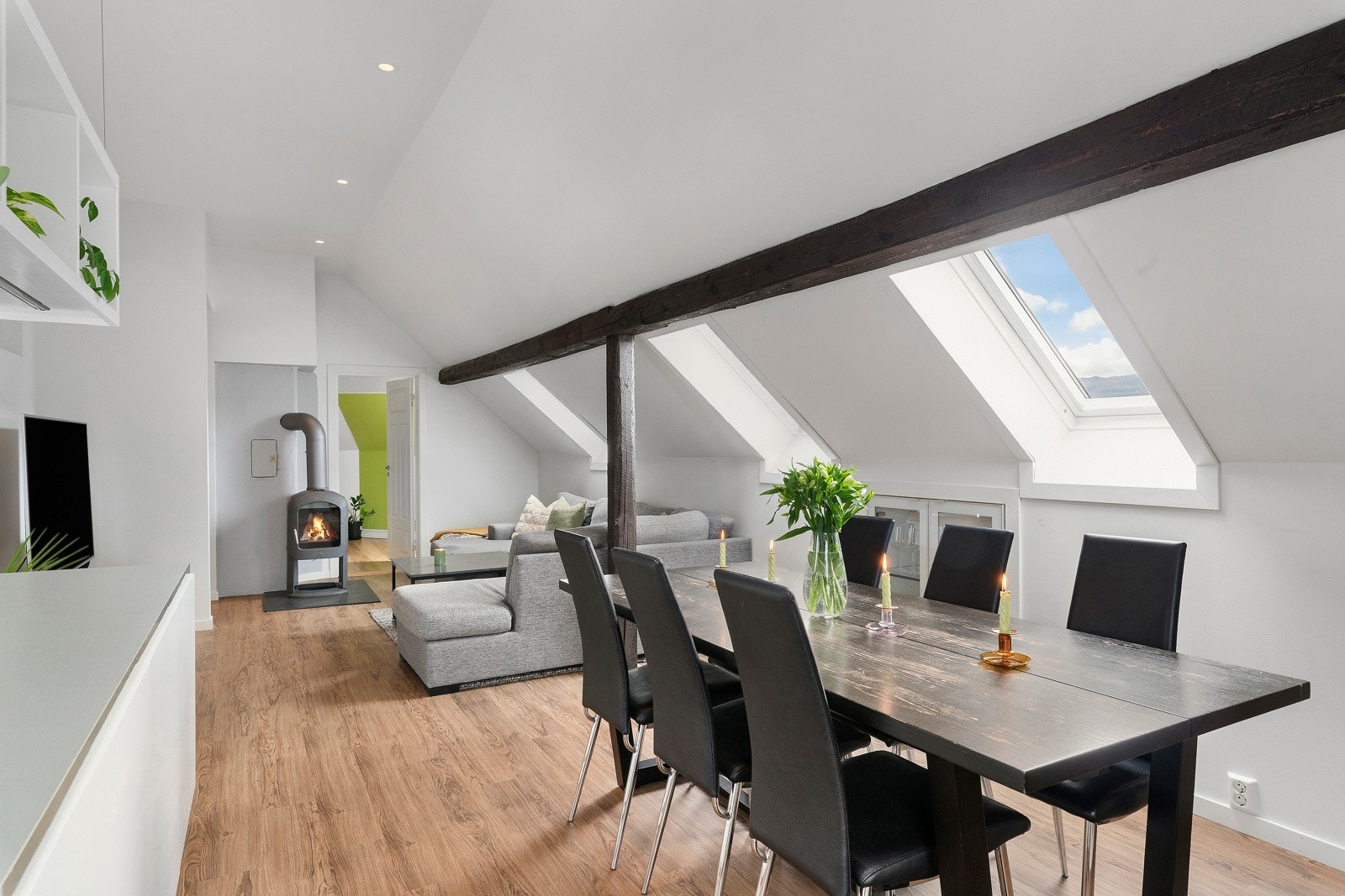 Det er lagt enstavs laminat på gulvet og ellers er det malte gipsoverflater. Galleribilde