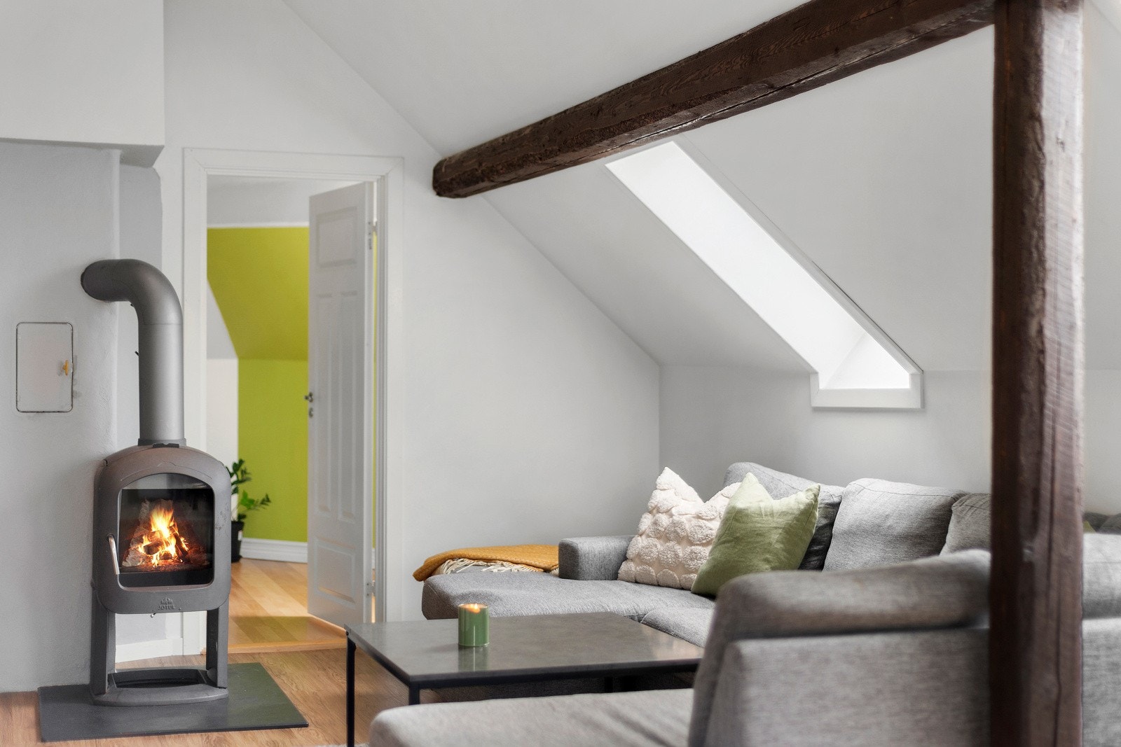 Det er peisovn med glassdør i stuen. Både praktisk og fint. Galleribilde