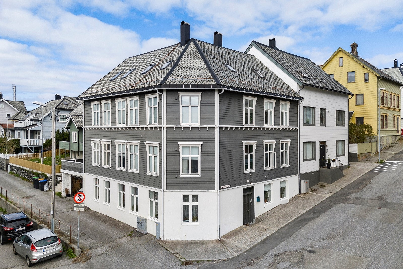Leiligheten ligger i Øvre Strandgate som er en rolig gate. Det er soneparkering i området. Galleribilde