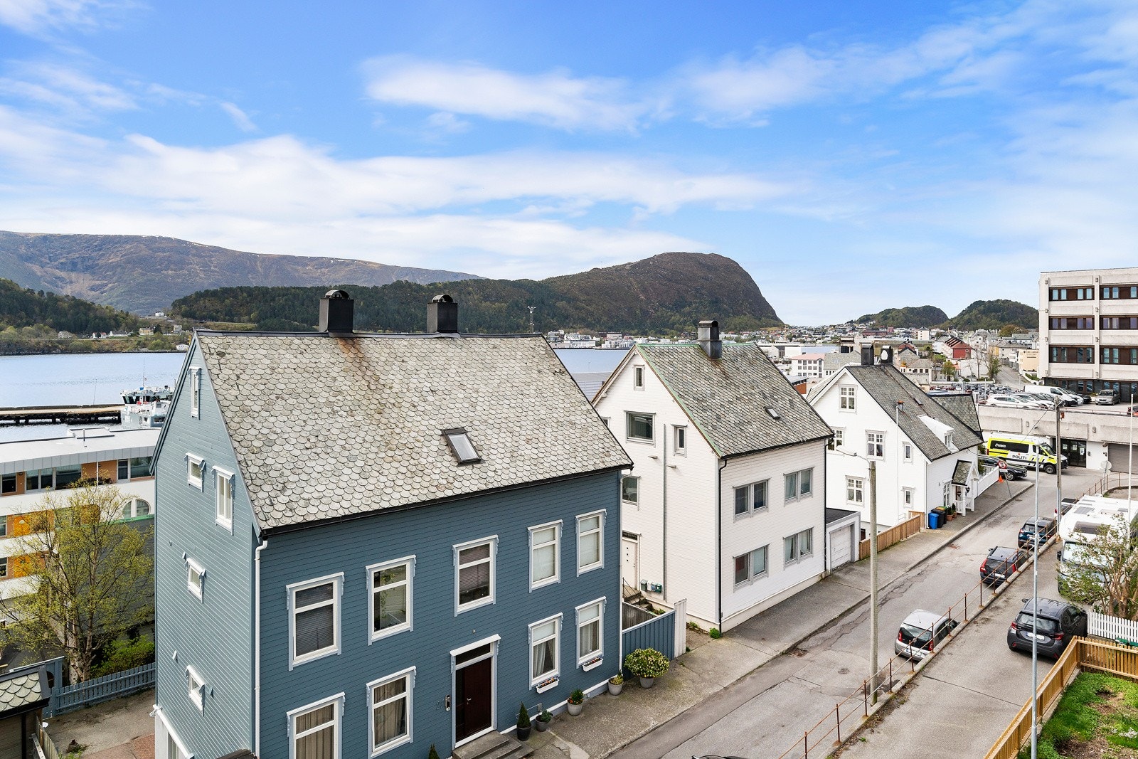 Utsikt mot vest fra stuen - her ser man både mot Sukkertoppen, Borgundfjorden og nærmiljøet. Galleribilde