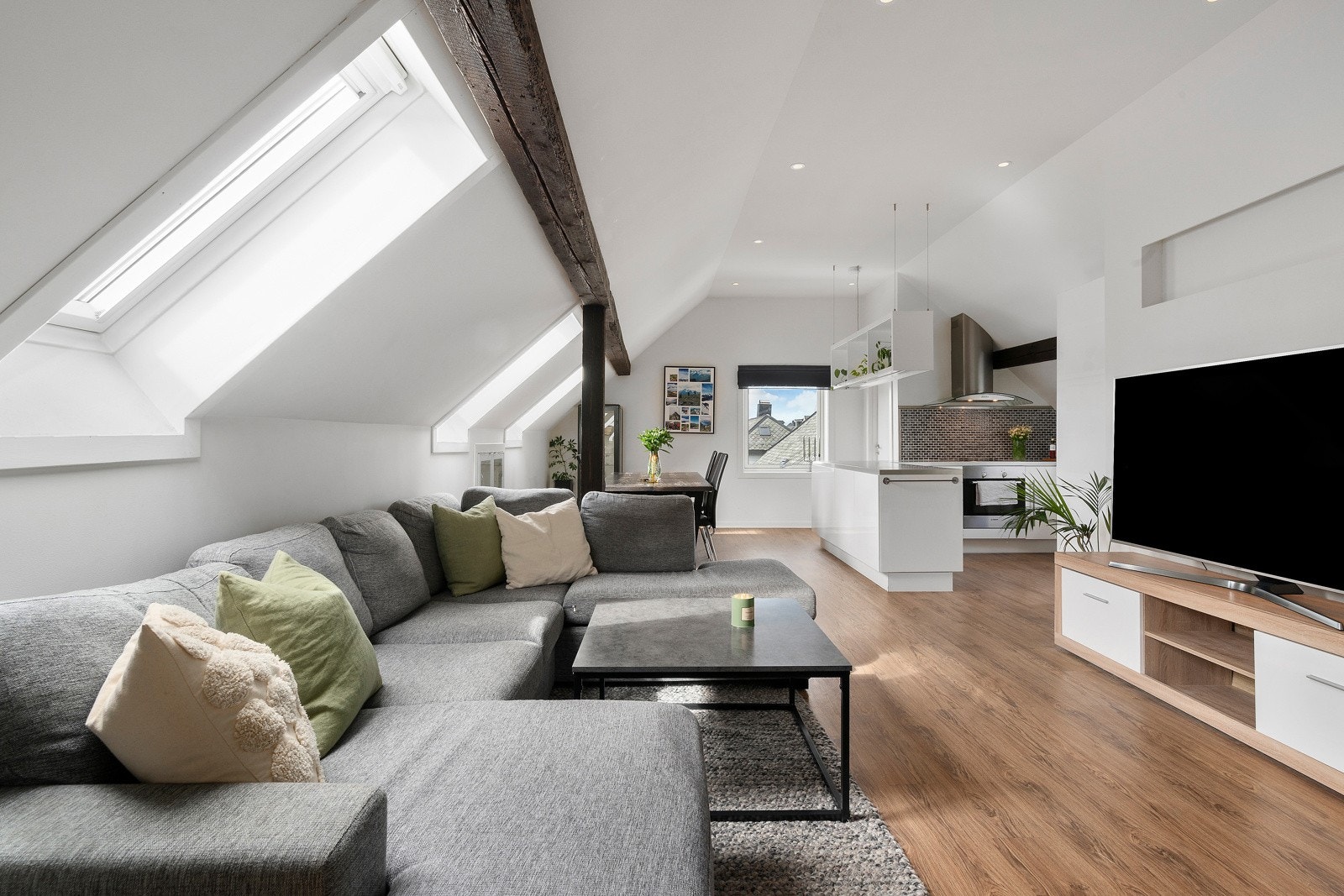 Stuen er lys og trivelig og har godt med naturlig lys fra takvinduene, samt fra vinduet ved spisestuen. Galleribilde