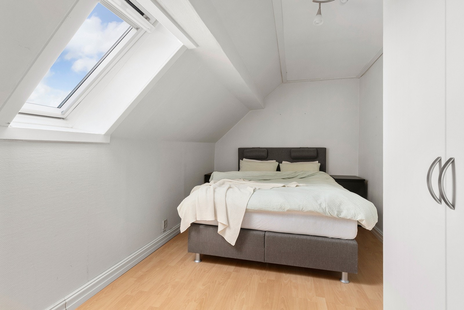 Hovedsoverommet har inngang fra gangen og har god størrelse. Her er god plass til dobbelseng og garderobe. Skap medfølger i handelen. Galleribilde