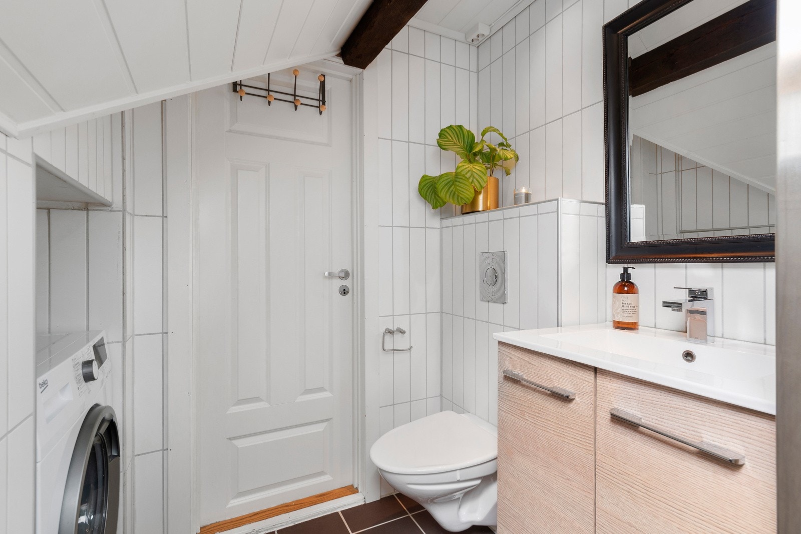 Det er nisje i veggen med opplegg for vaskemaskin. Her er også innfelt et skap. Galleribilde