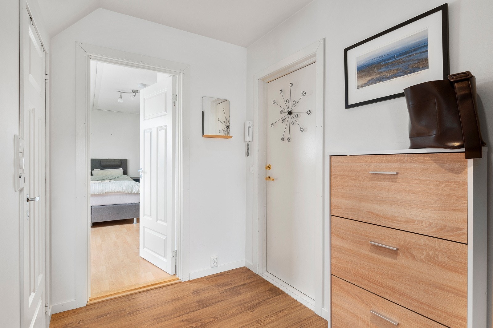 De to soverommene ligger på hver sin side av leiligheten. Galleribilde