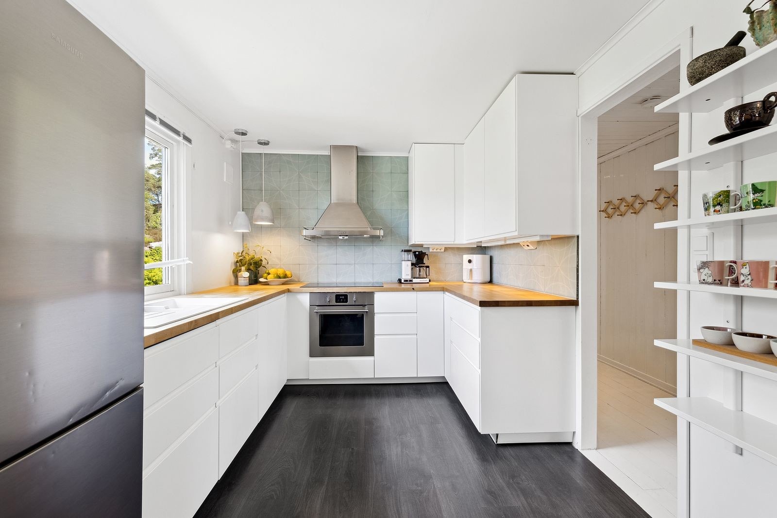 Delvis integrerte hvitevarer som oppvaskmaskin, platetopp og stekeovn. Galleribilde