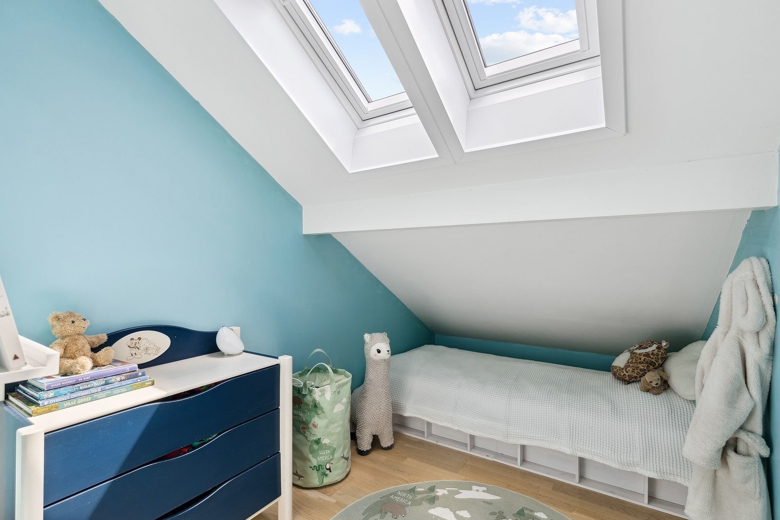 Hvert soverom har plass til seng, garderobeløsning og eventuelt skrivebord eller annen oppbevaring. Galleribilde