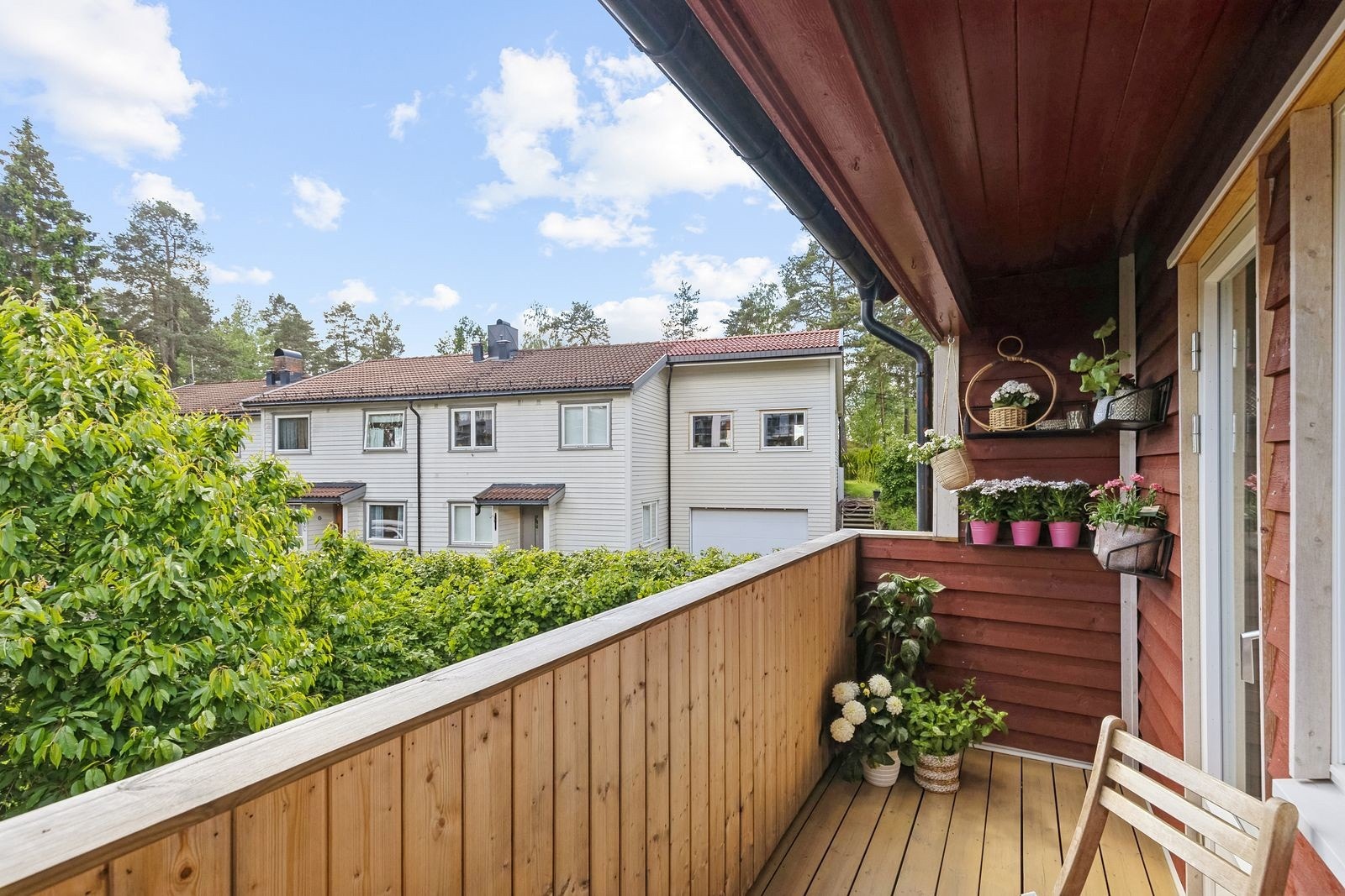 Fra stuen er det direkte utgang til en solrik, sørvendt balkong. Galleribilde