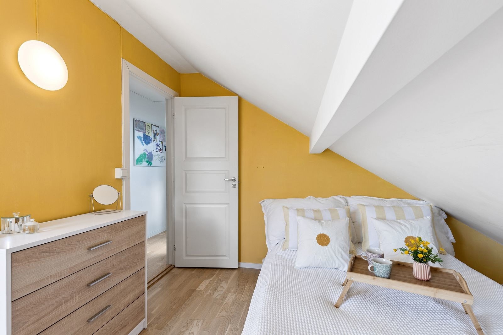 Leiligheten har tre trivelige soverom, to av rommene med skråtak og veluxvinduer som gir en lun og koselig atmosfære. Galleribilde