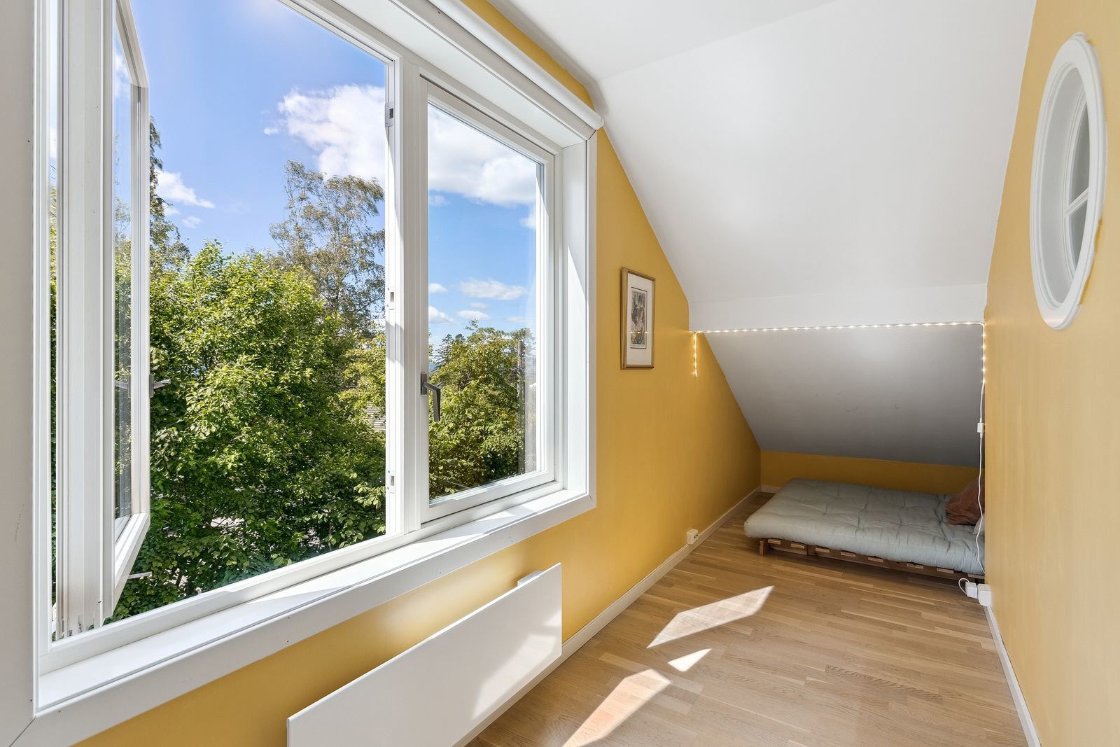 Rommene har praktisk planløsning og god takhøyde der det trengs, noe som gir rom for fleksibel møblering. Galleribilde