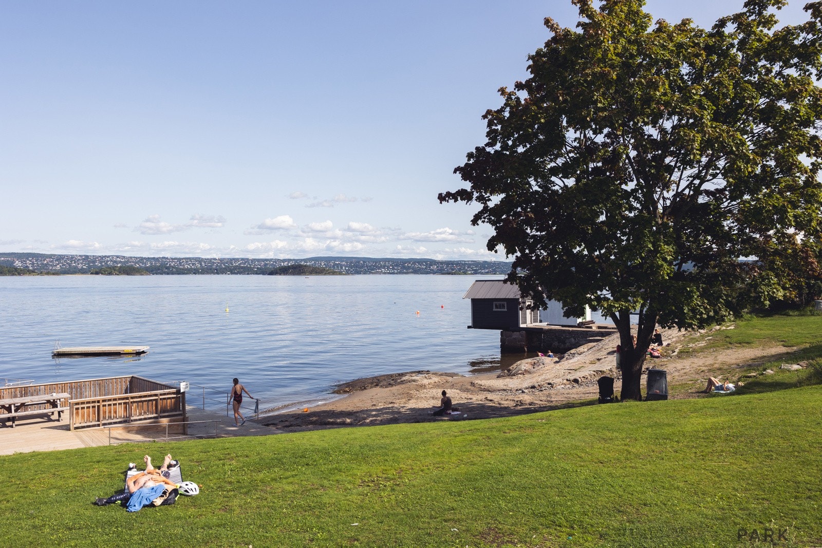 Oksval strand og båtmarina, finner du innen fin gangavstand. Galleribilde