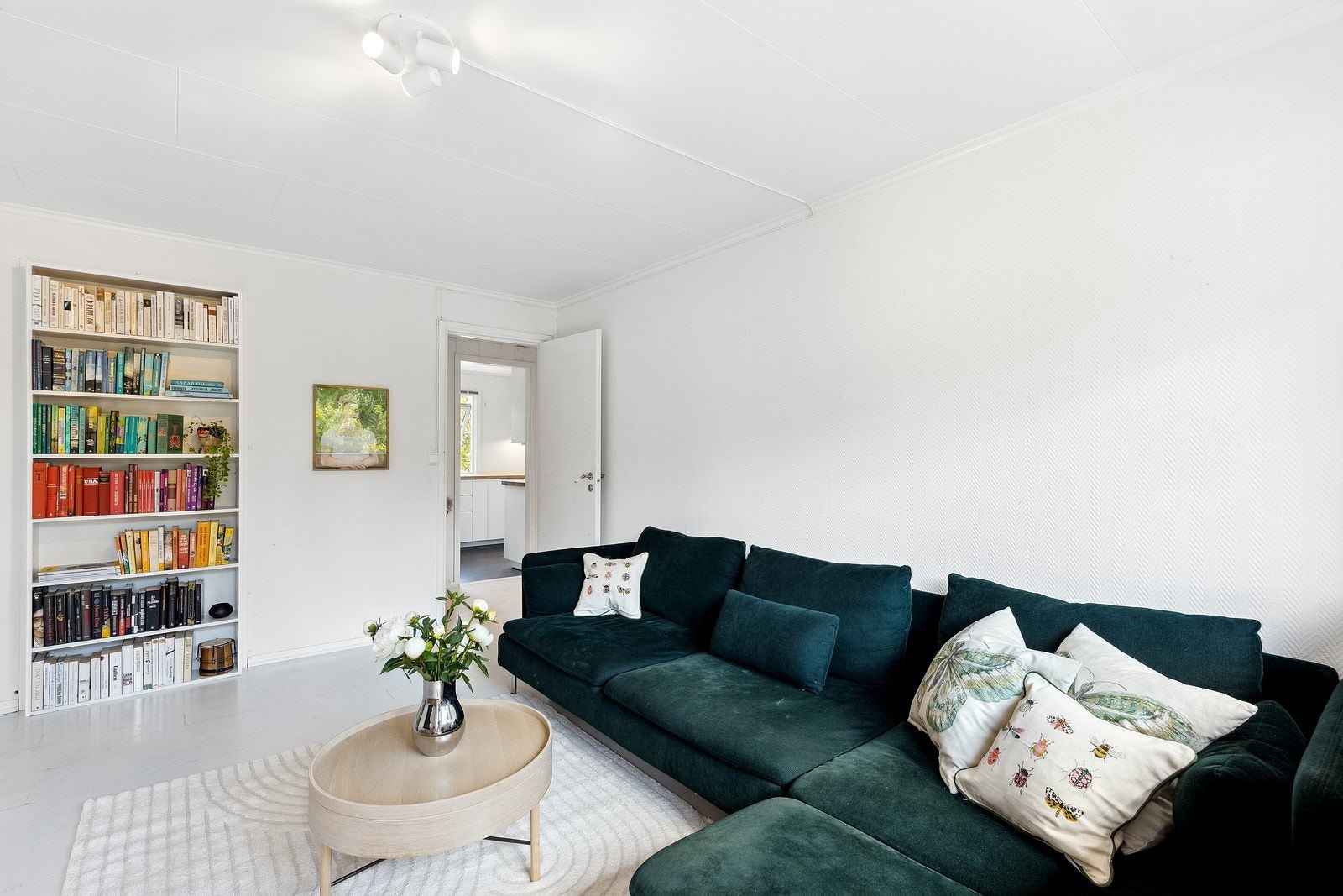 Stuen oppleves som lun og innbydende, med gode muligheter for personlig møblering og interiør. Galleribilde