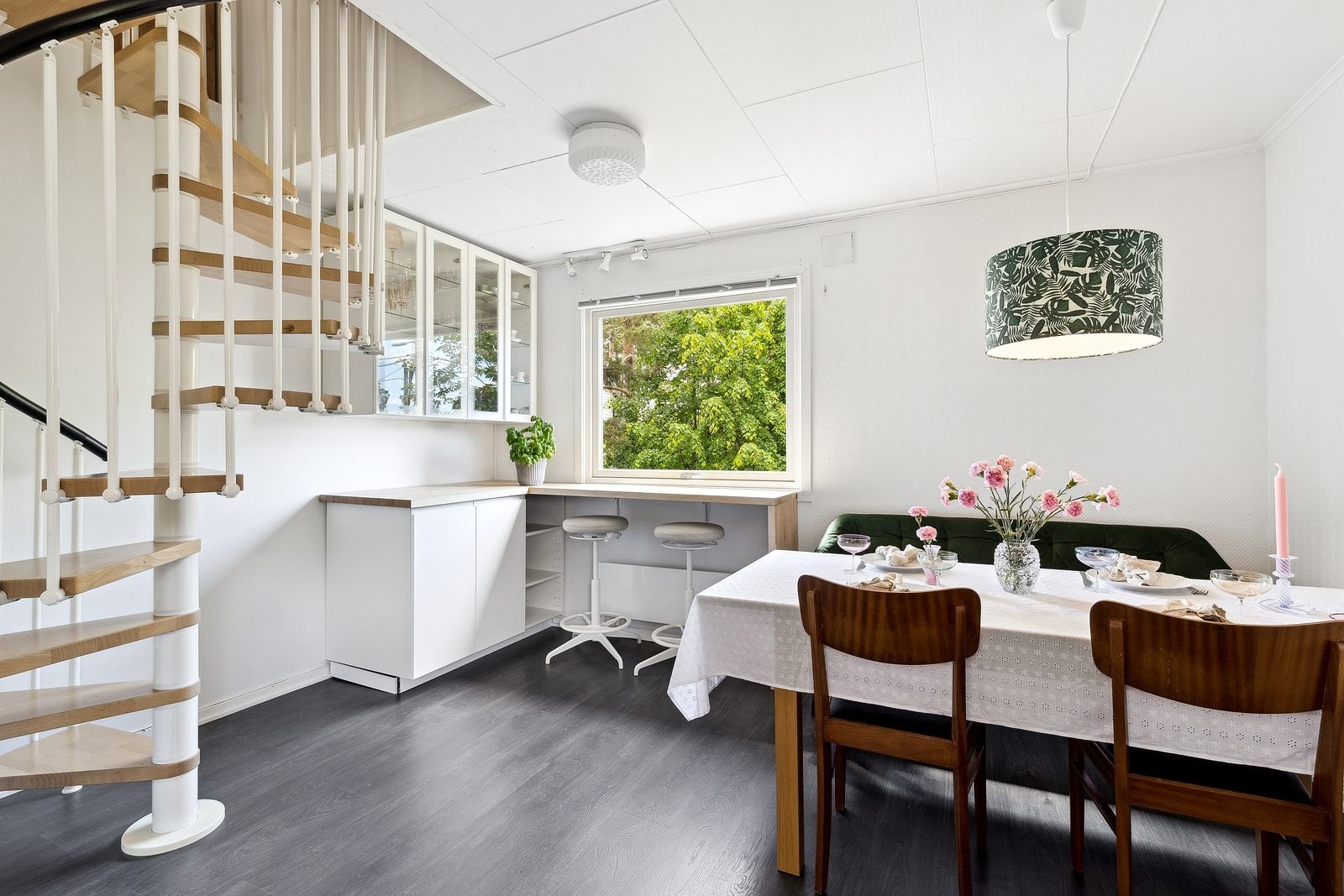 I tilknytning til kjøkkenet er det god plass til spisebord som innbyr til sosialt samvær med familie og venner. Galleribilde